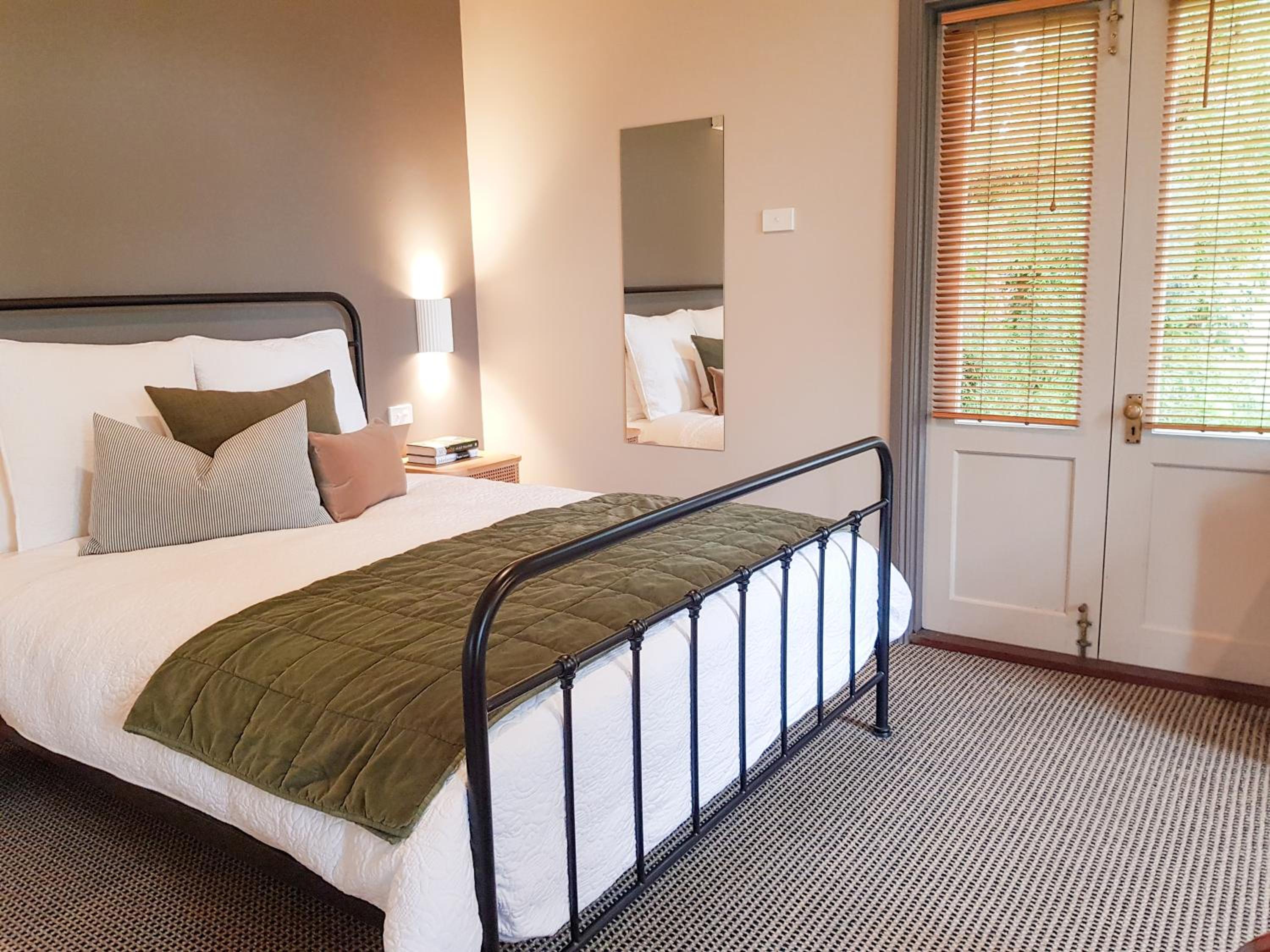 One-Bedroom Cottage with Spa Bath photo 1