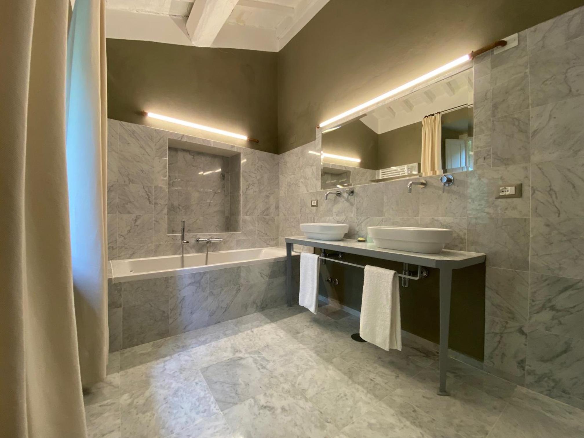 Deluxe Double Room with Bath photo 3