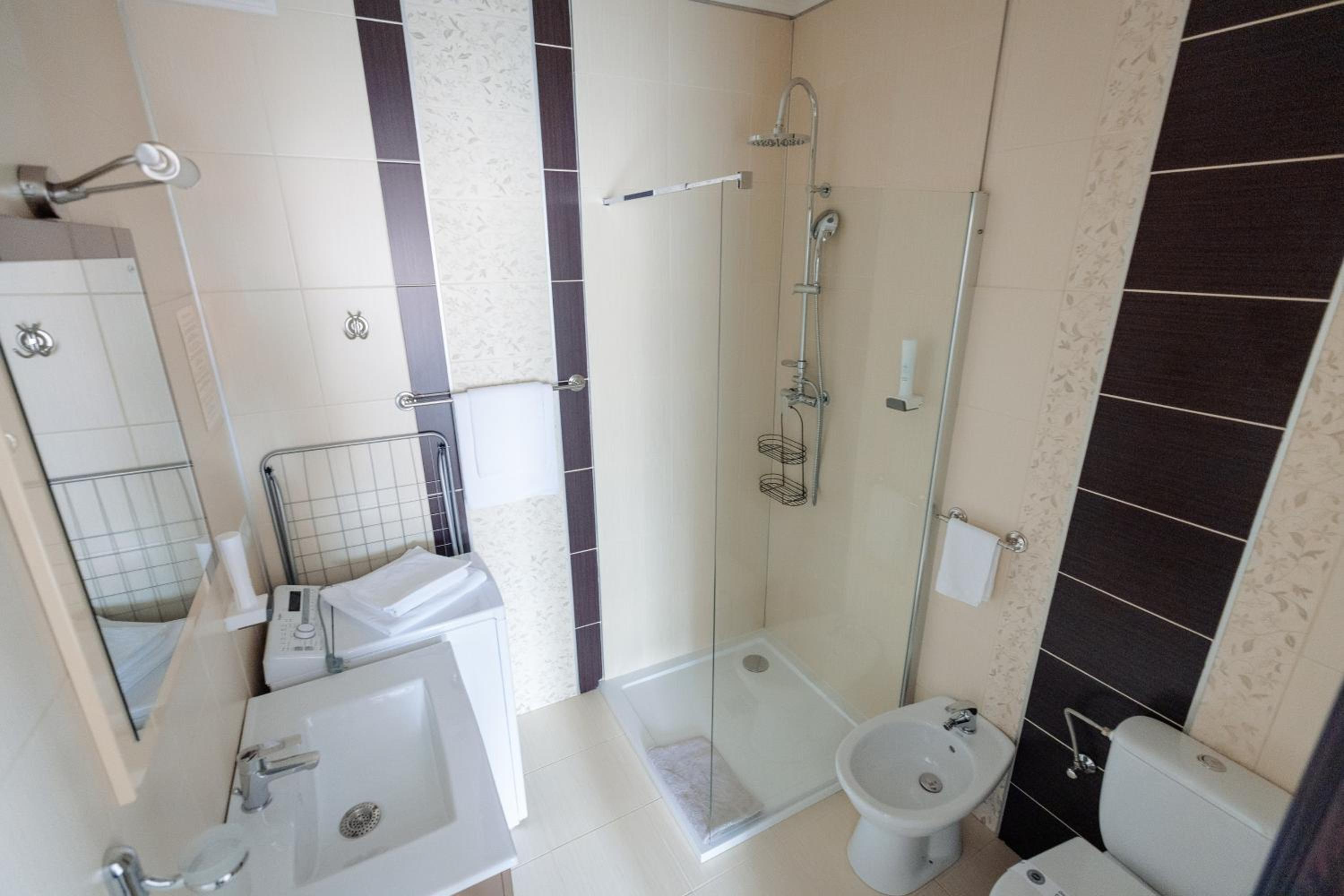 Double Deluxe Room - Photo 9