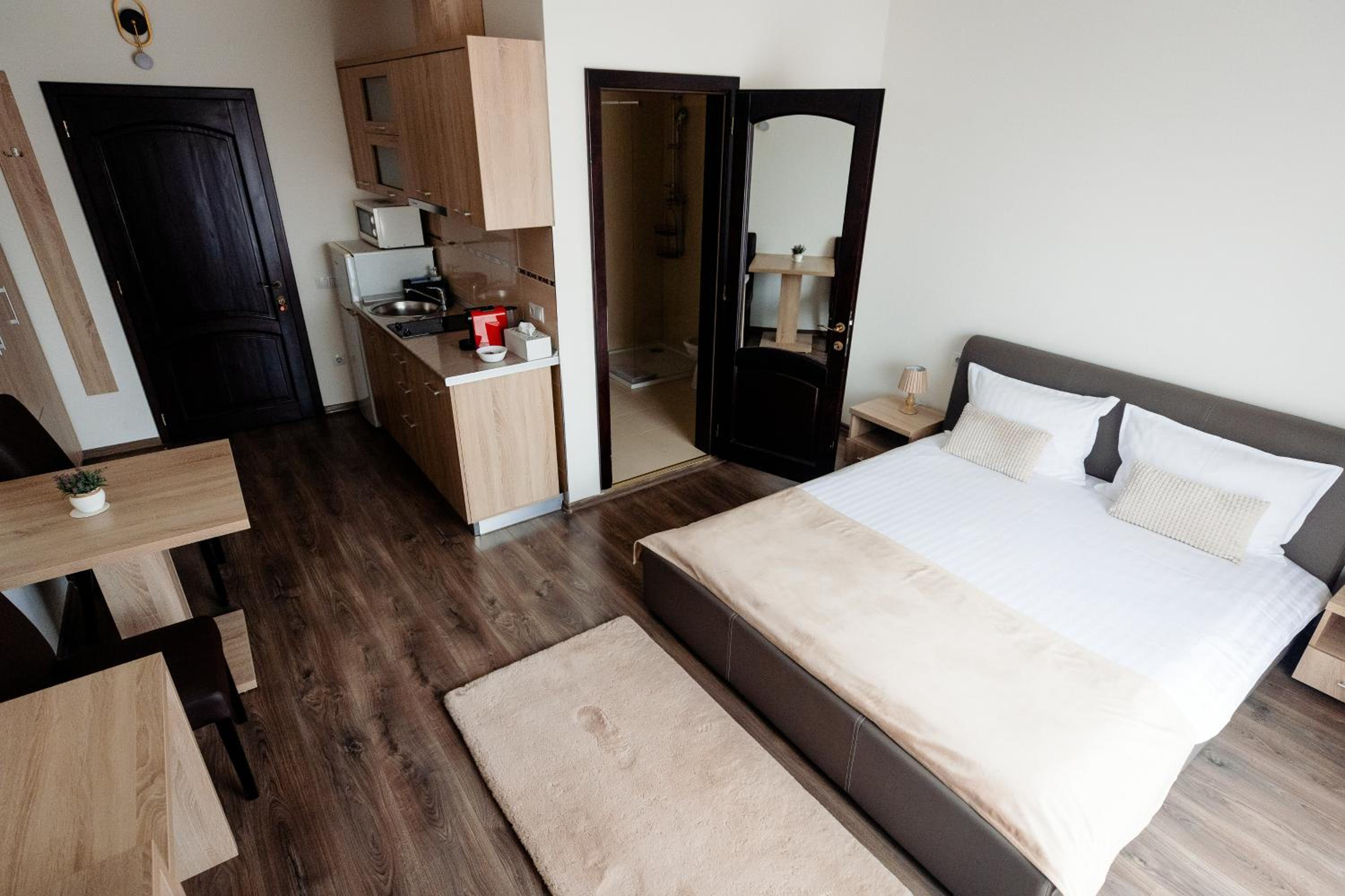 Double Deluxe Room - Photo 10