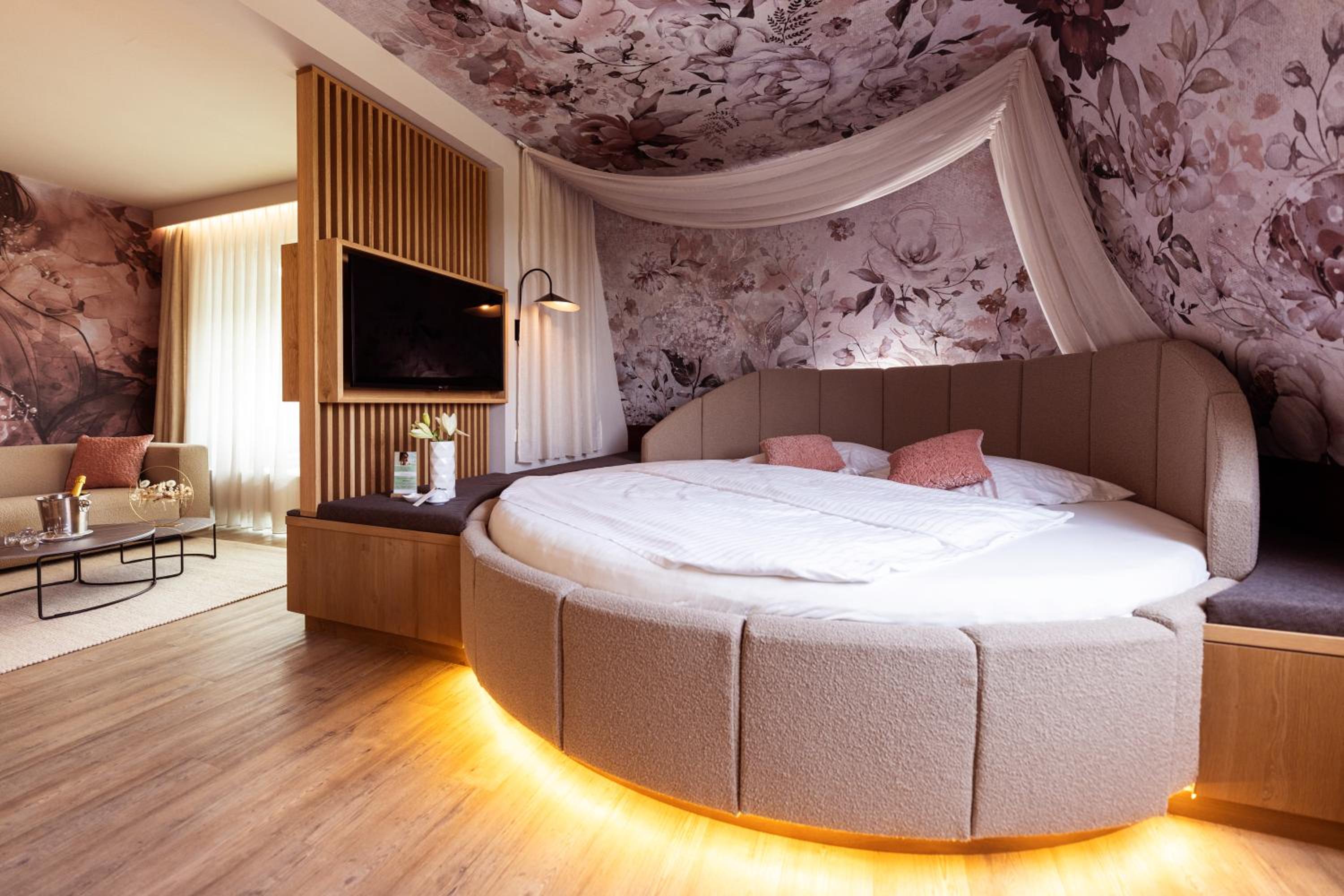 Deluxe Suite with Thermal Bath Access  photo 1