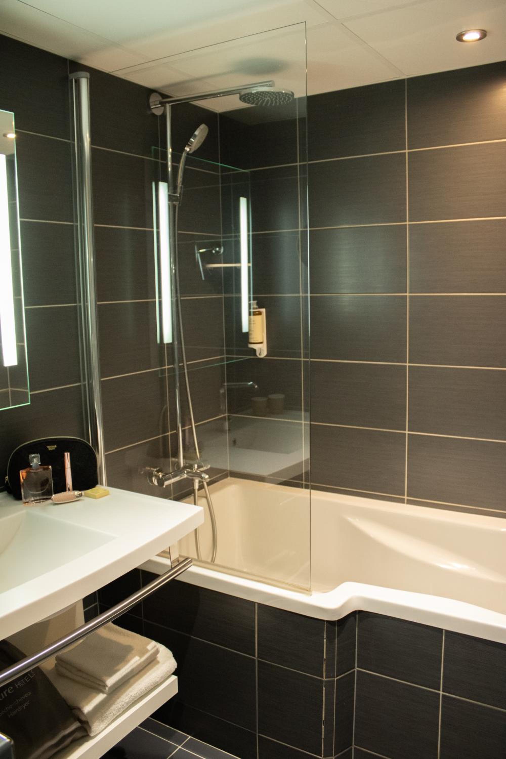 Classic Double Room with Double Bed or Twin Bed and Sofa Bed - Photo 8