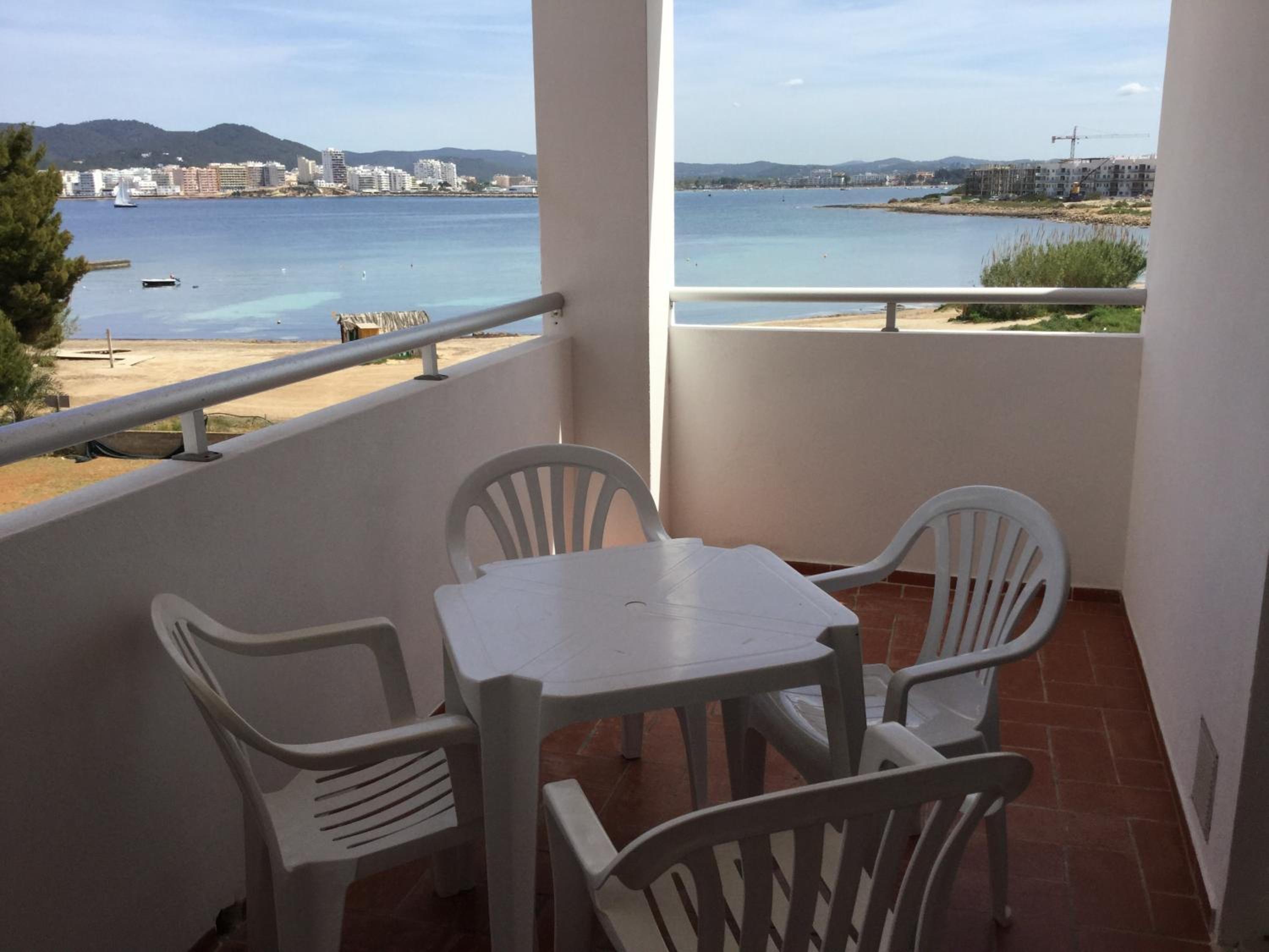 Two-Bedroom Apartment (4-5 Adults) with Sea View