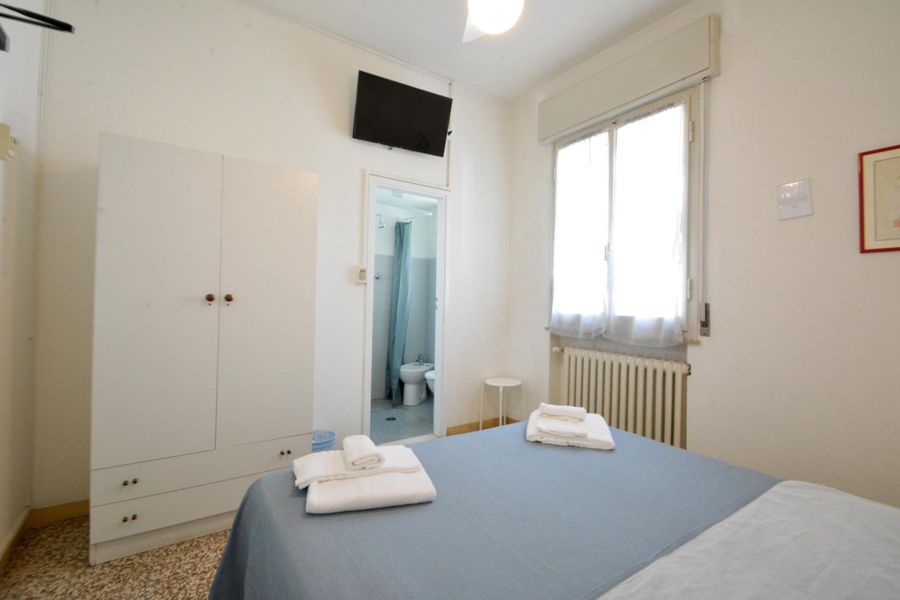 Economy Double Room - Photo 8