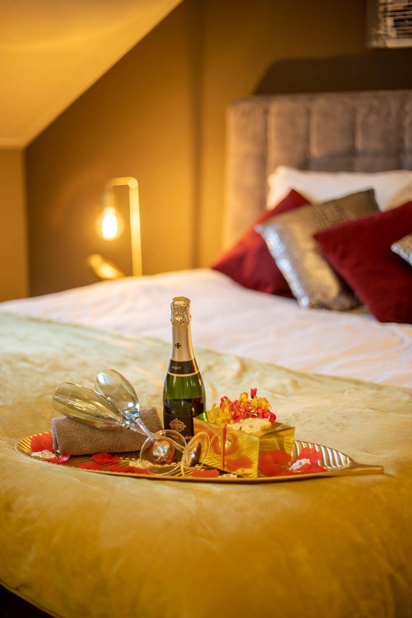Deluxe King Suite - Photo 4