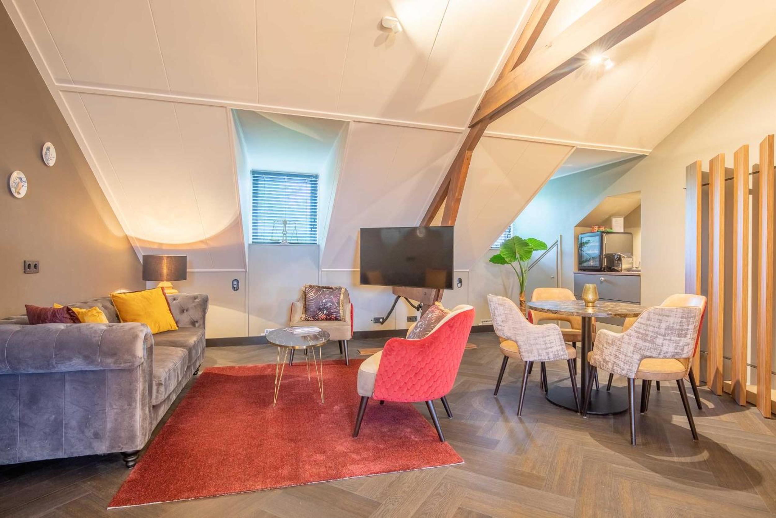 Deluxe King Suite - Photo 8