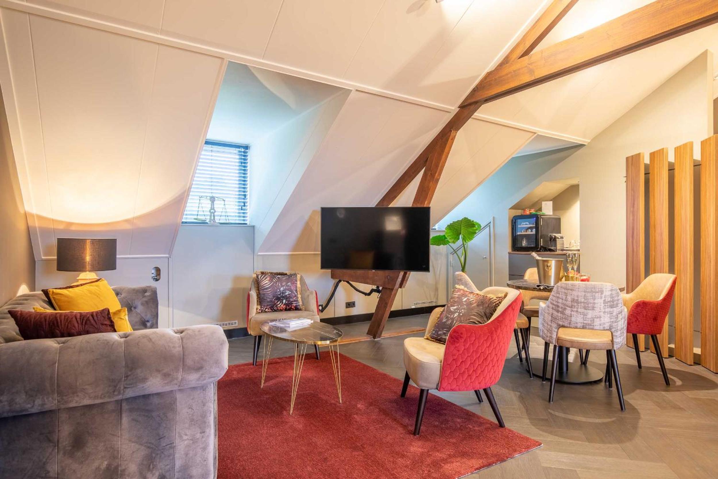Deluxe King Suite - Photo 2