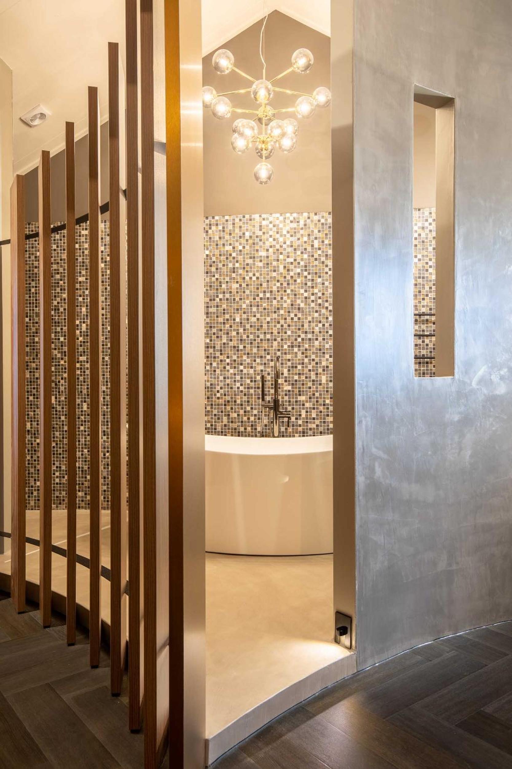 Deluxe King Suite - Photo 18