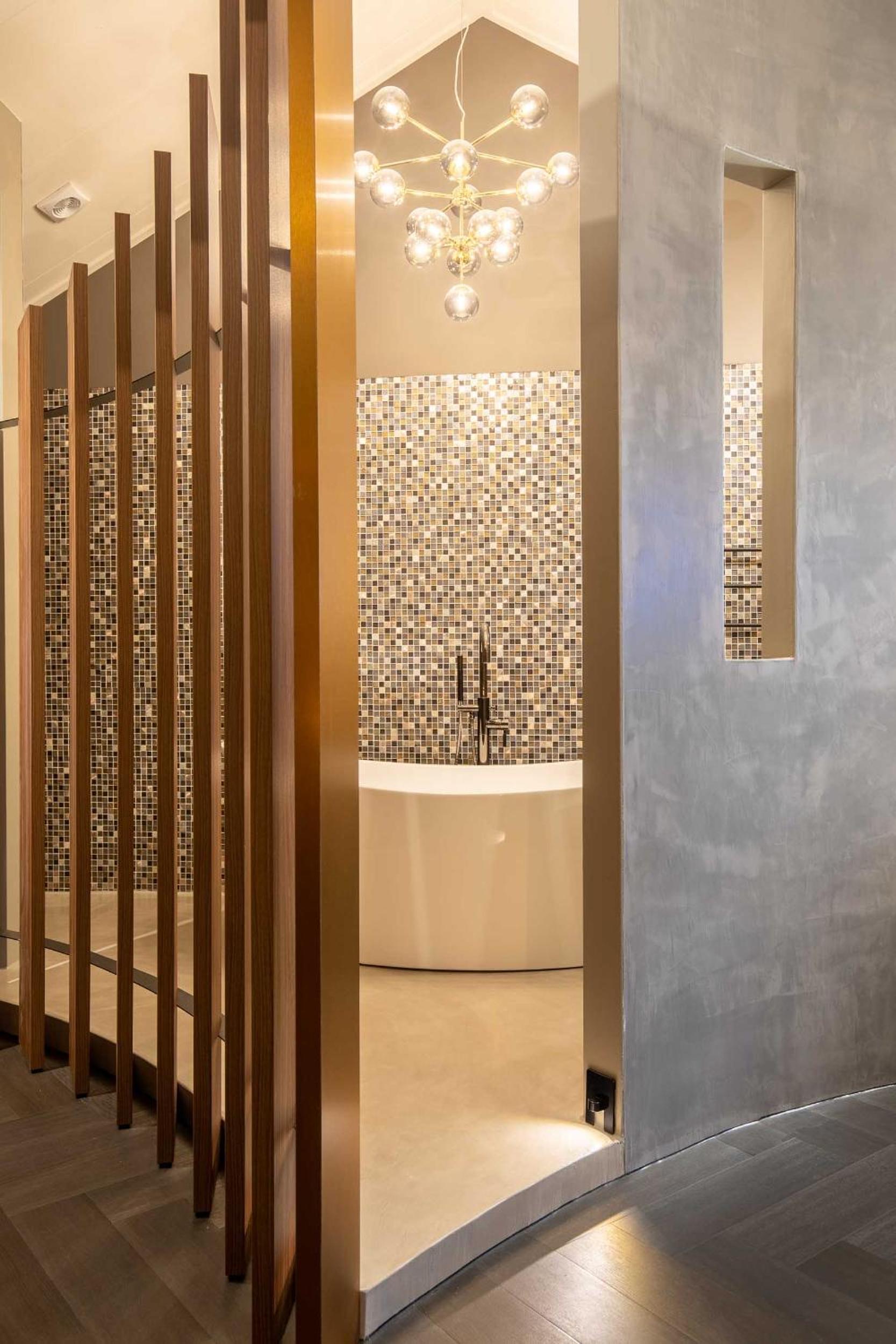 Deluxe King Suite - Photo 13