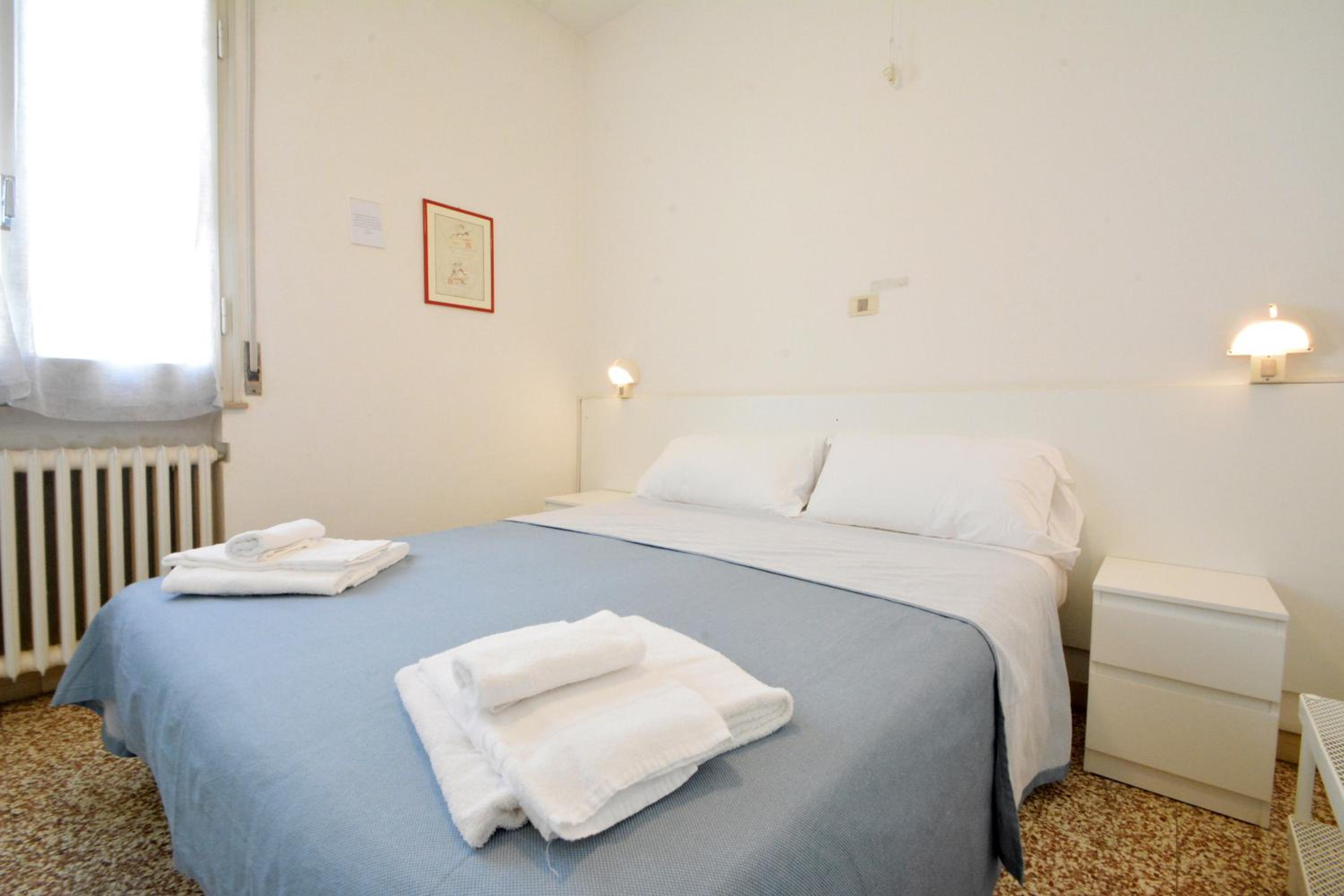 Economy Double Room - Photo 9