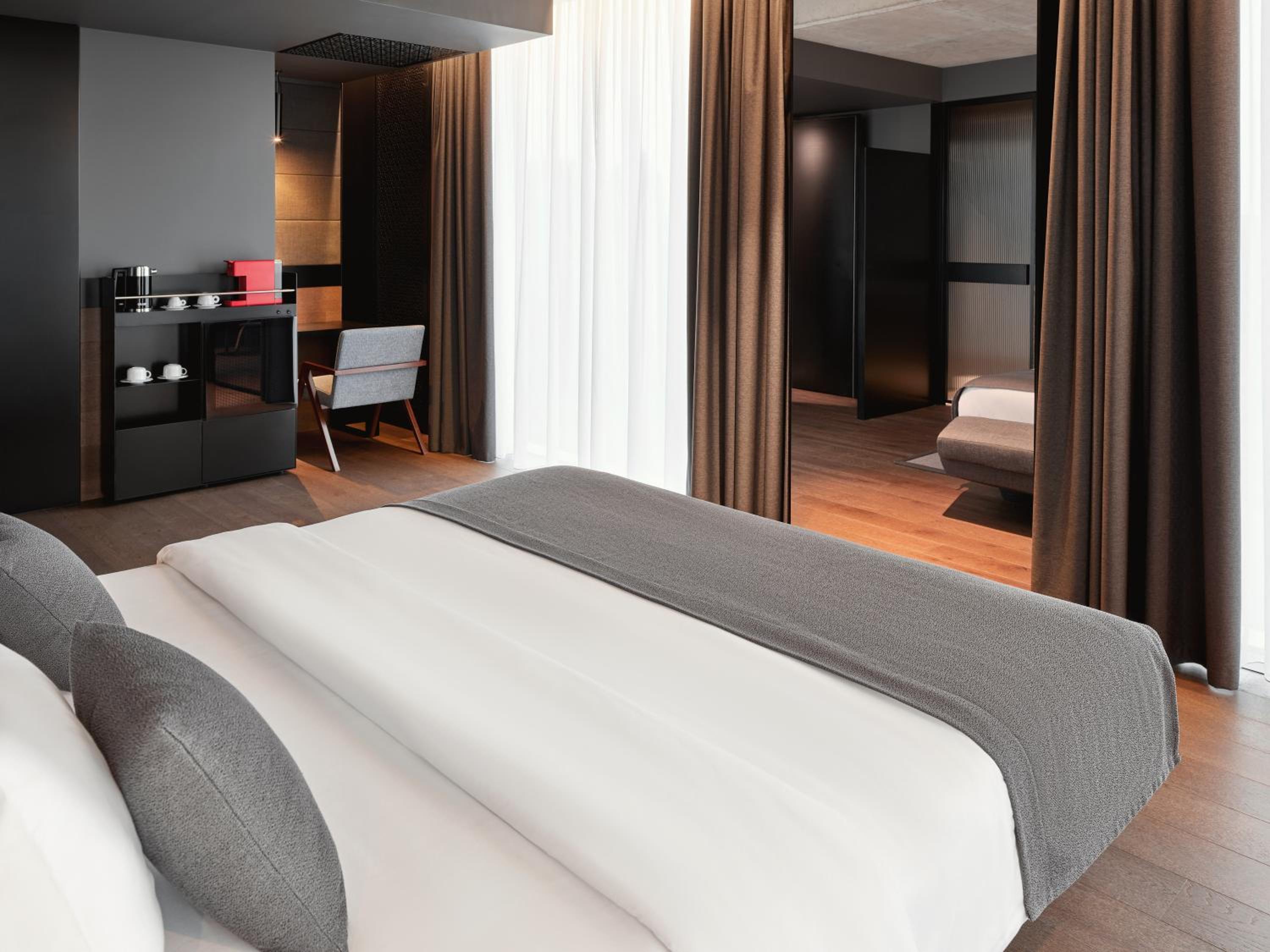 Deluxe Room with King Bed - Photo 12