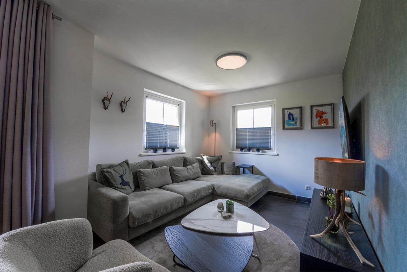 Deluxe Three-Bedroom Apartment with Balcony and Mountain View photo 1