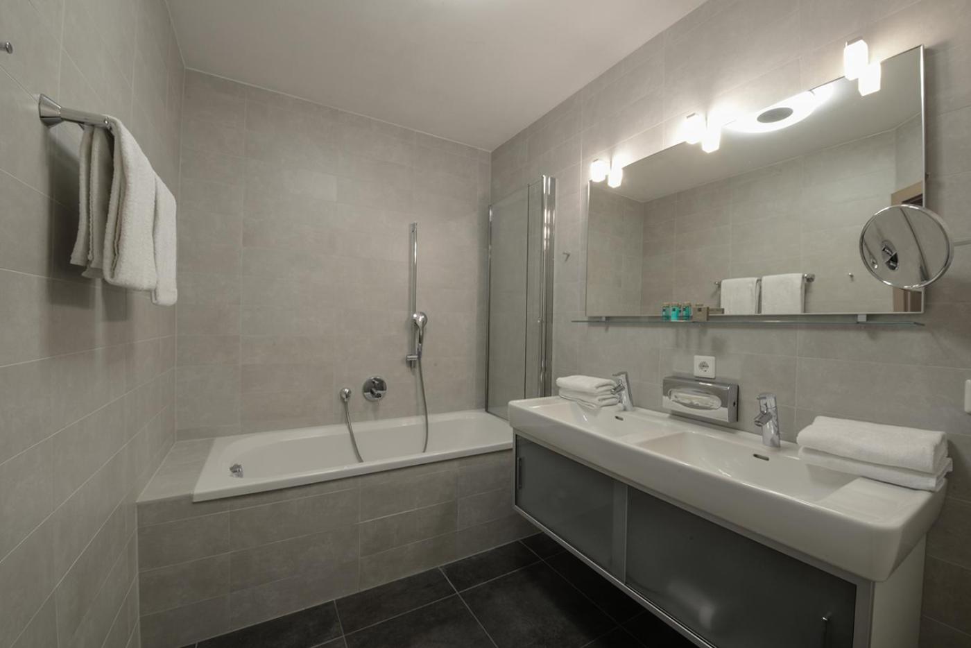 Deluxe Three-Bedroom Apartment with Balcony and Mountain View photo 2