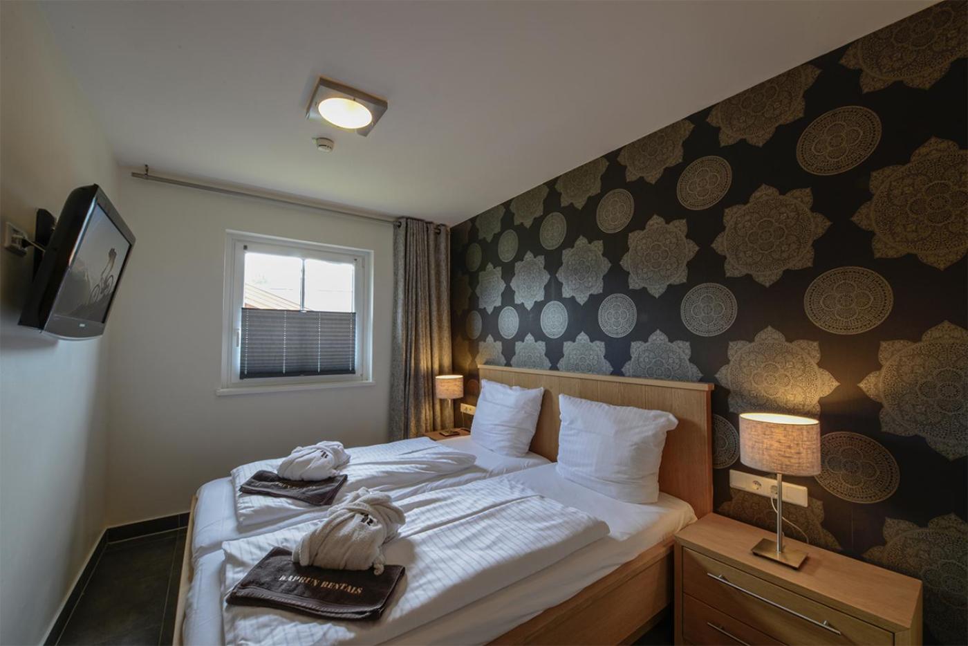 Deluxe Three-Bedroom Apartment with Balcony and Mountain View photo 3