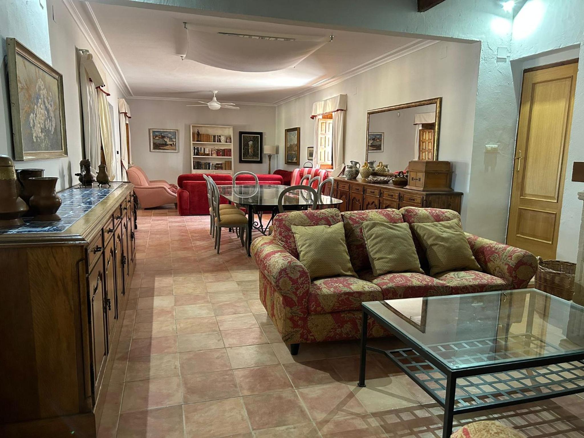 Six-Bedroom House photo 2
