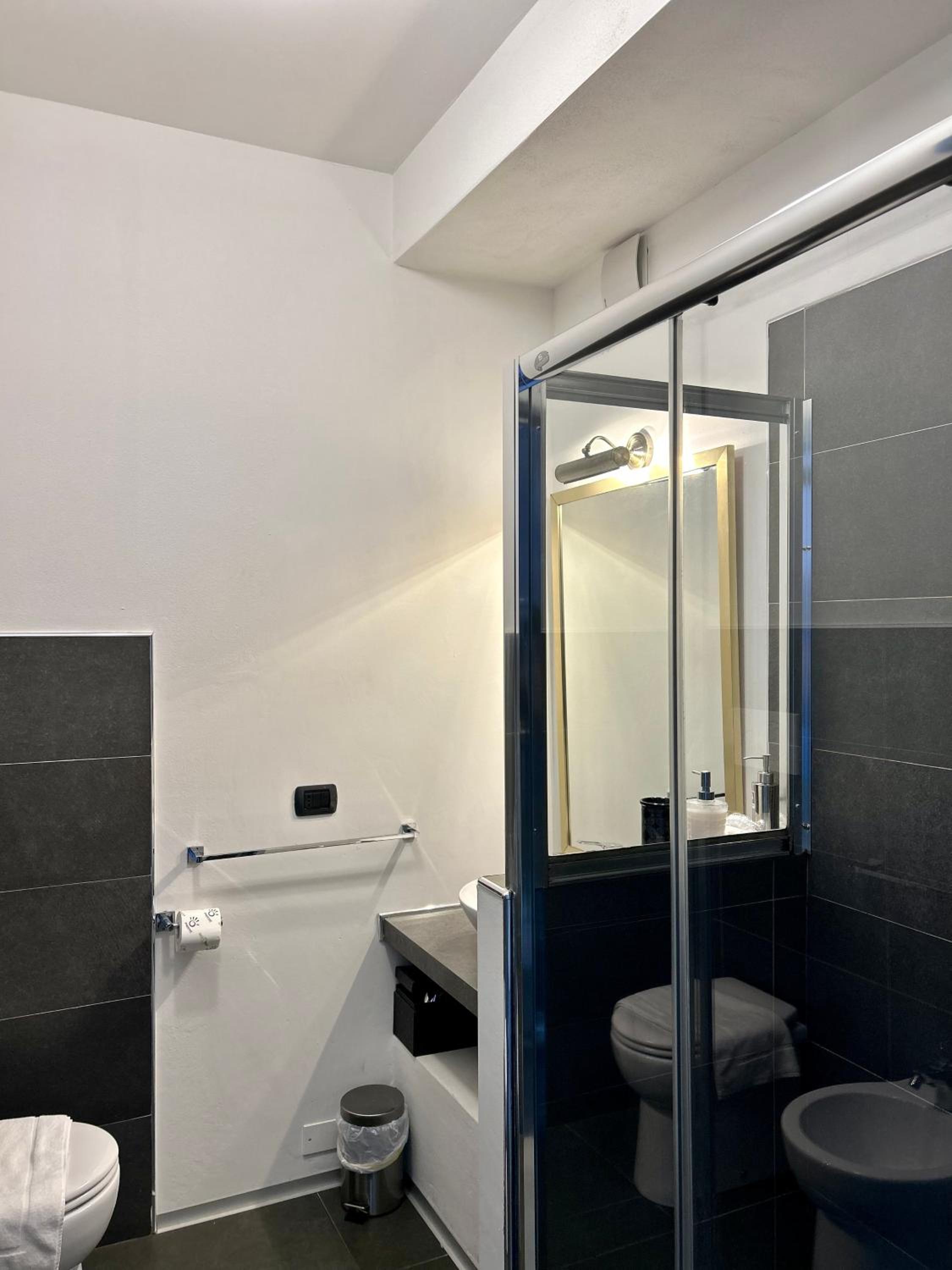 Double or Twin Room with Private Bathroom - Photo 4