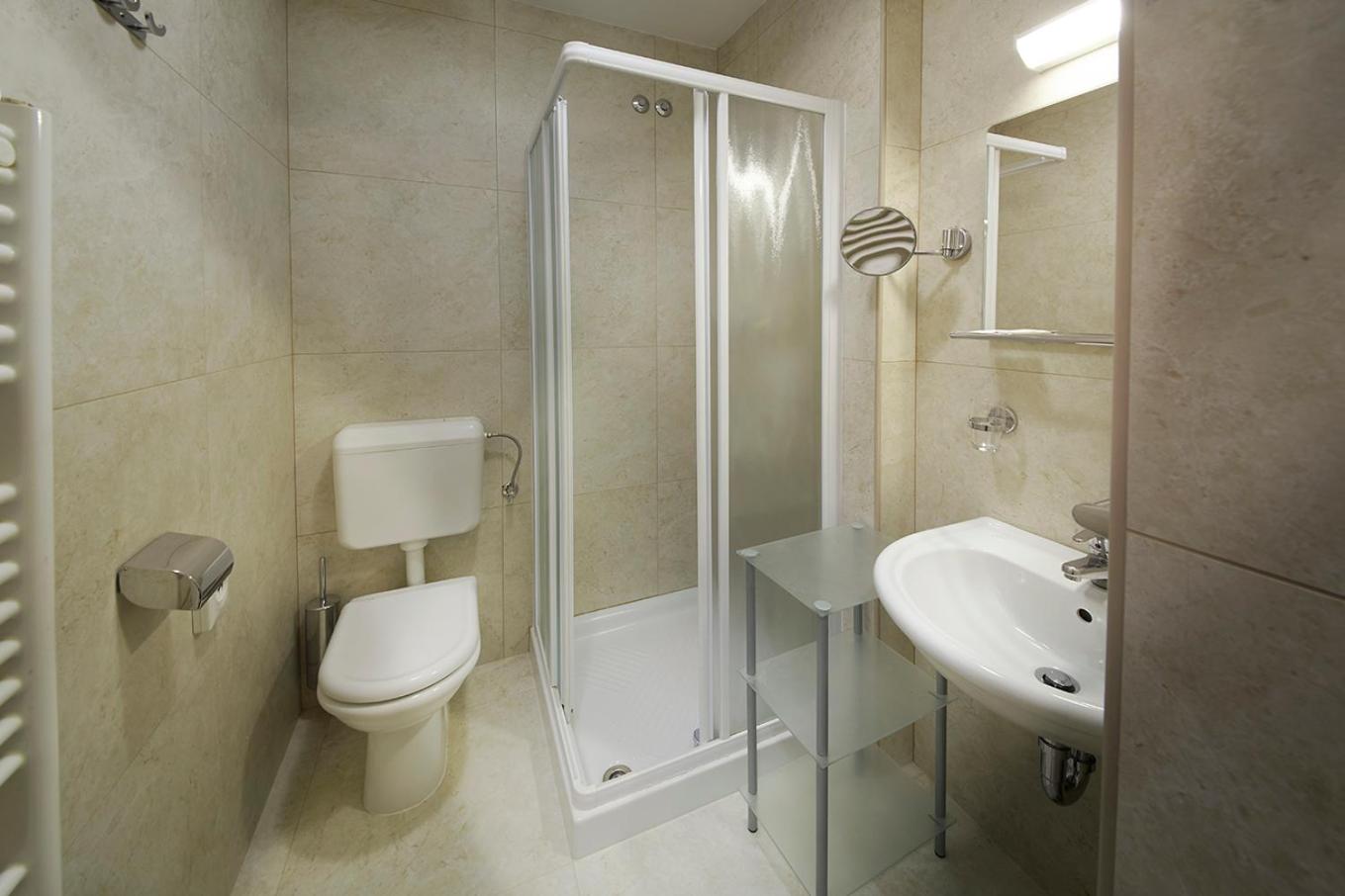 Double or Twin Room - Photo 5