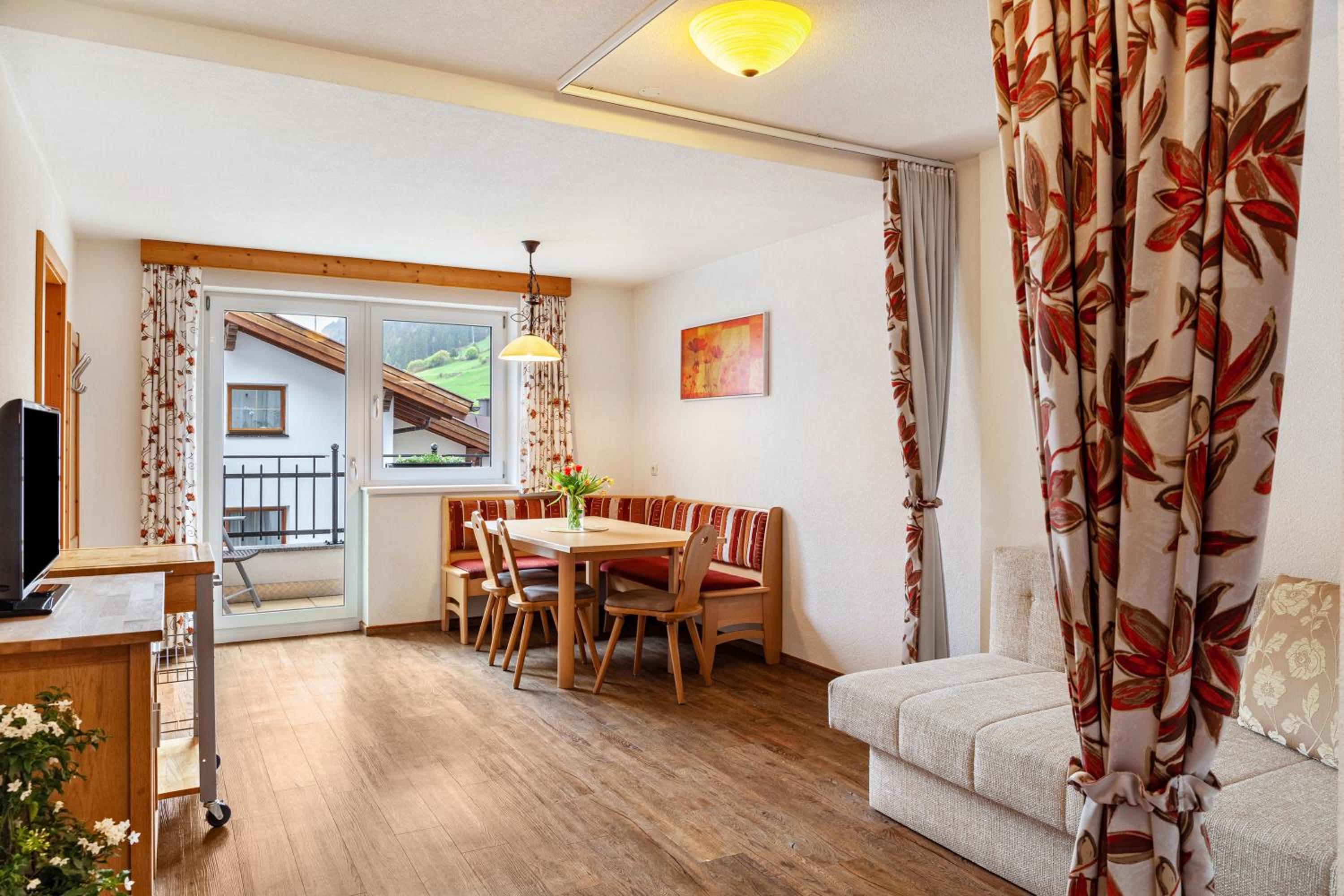Two-Bedroom Deluxe Apartment with Balcony photo 1