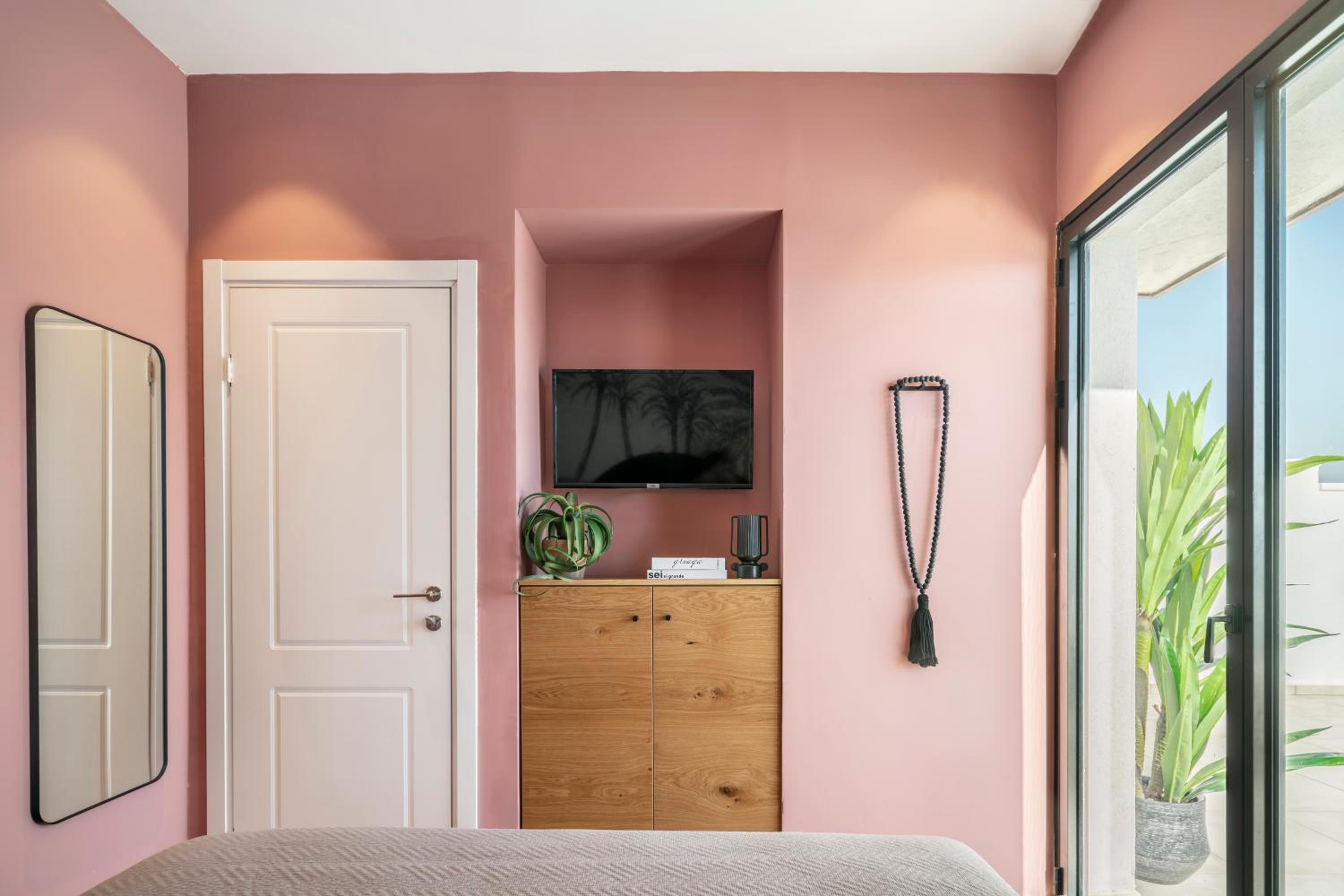 One-Bedroom Apartment with Terrace - Photo 8