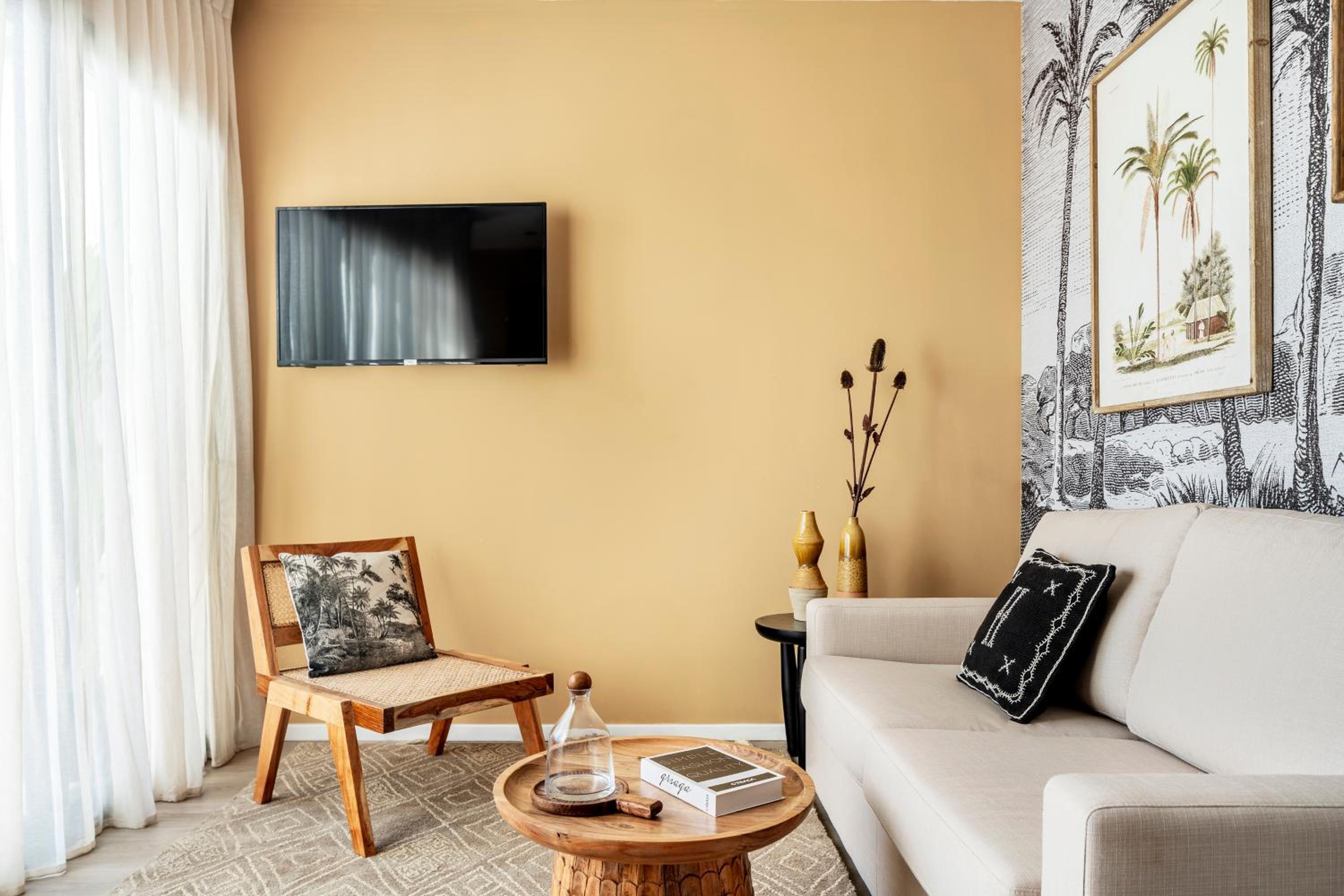 One-Bedroom Apartment with Terrace - Photo 5