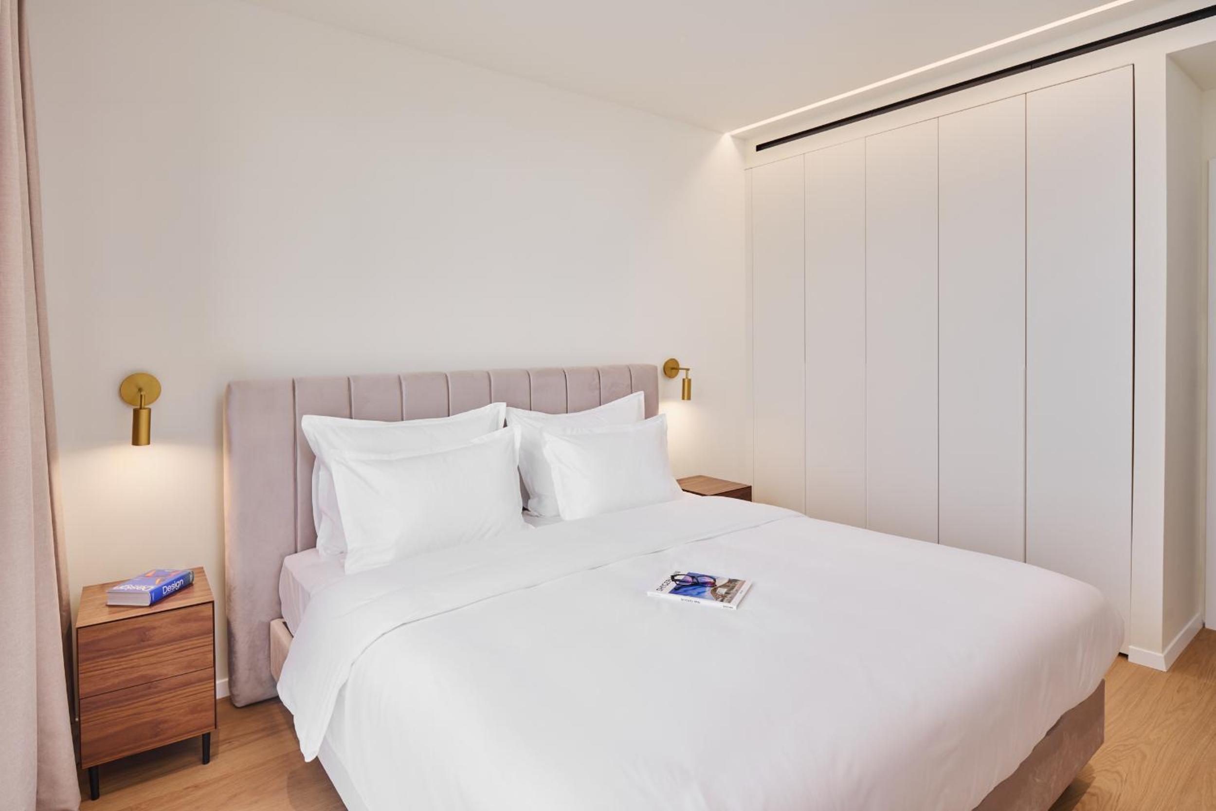 Deluxe One-Bedroom Apartment with Sea Side View - Photo 4