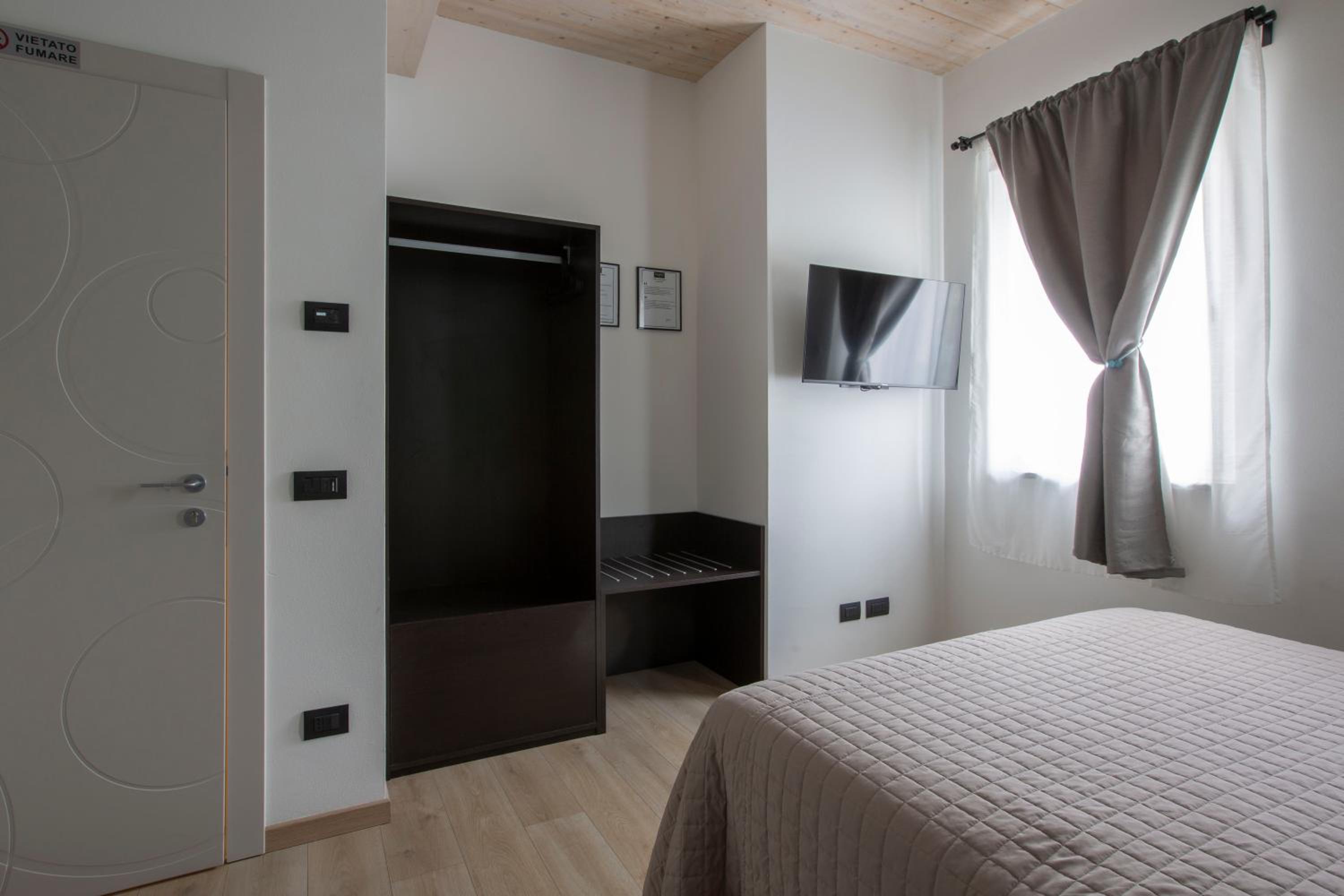 Standard Double Room - Photo 5