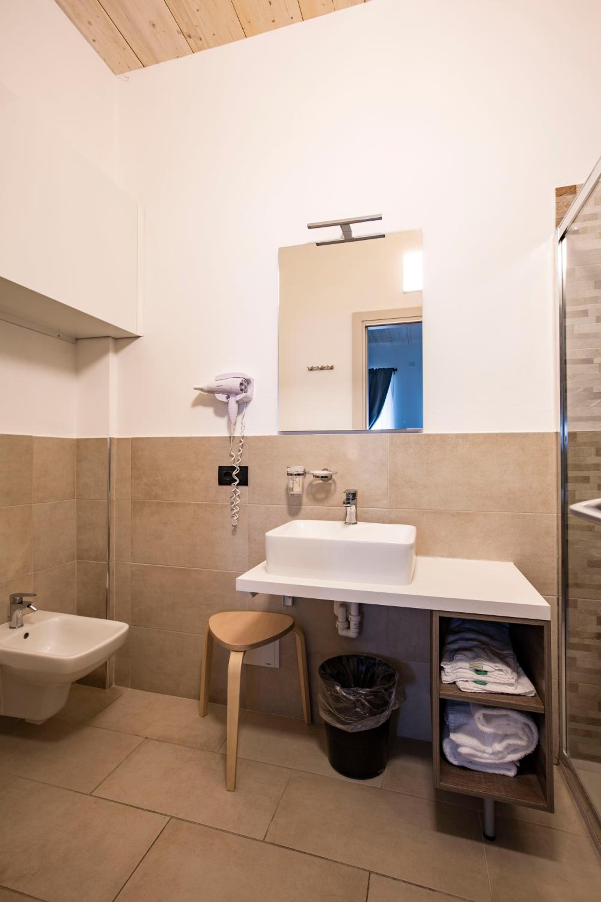 Standard Double Room - Photo 16