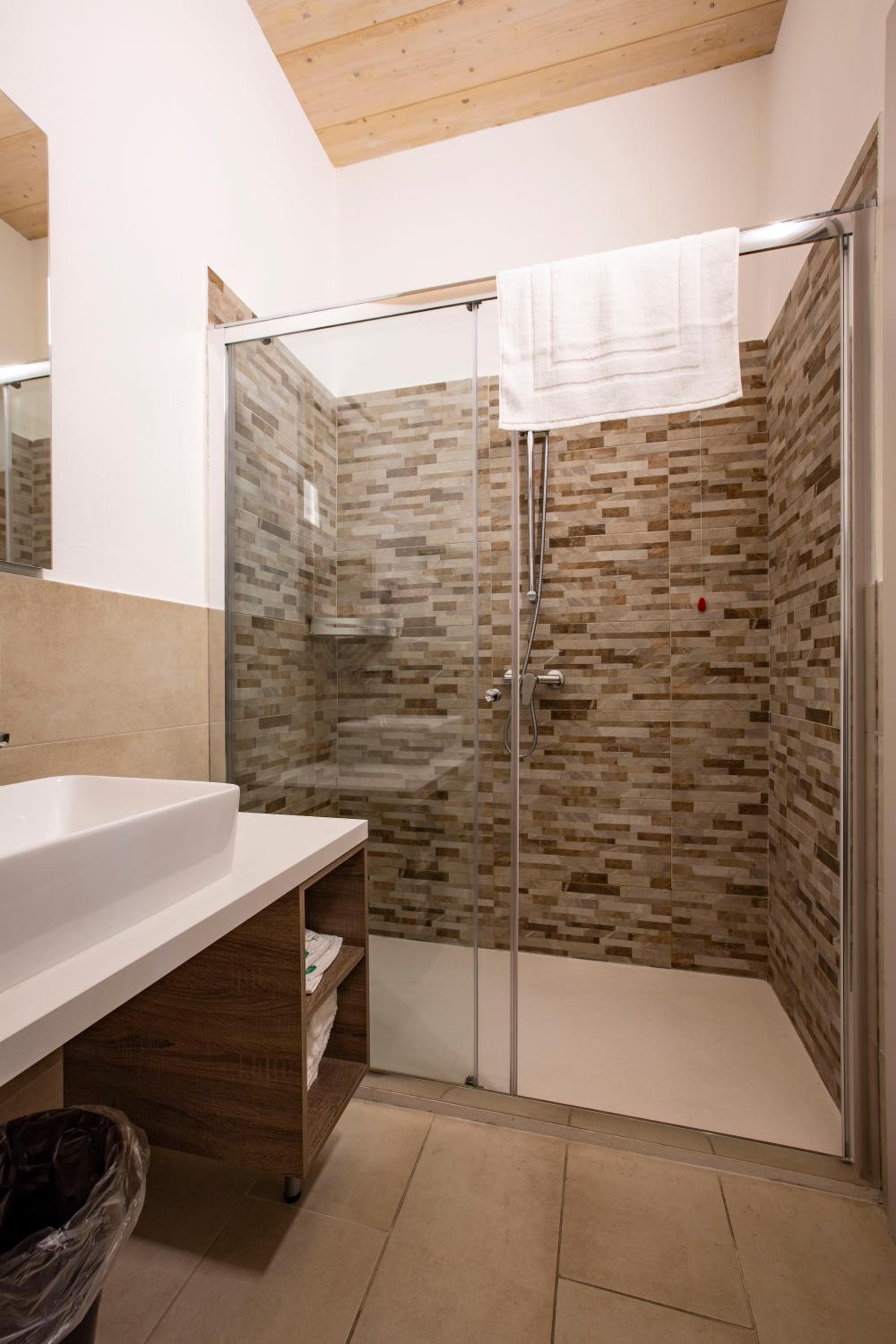 Standard Double Room - Photo 22