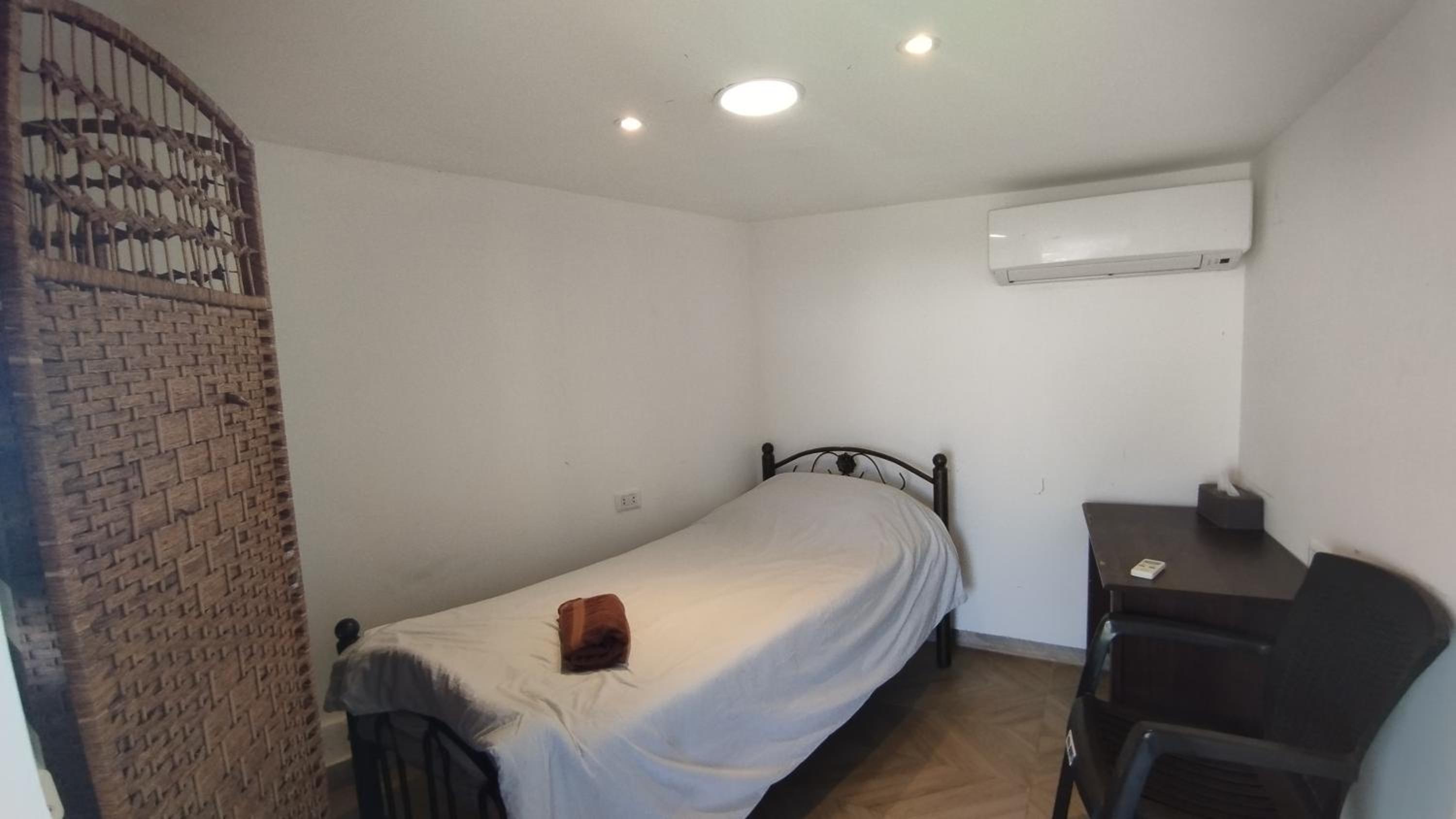 Single Room with Shared Bathroom photo 2