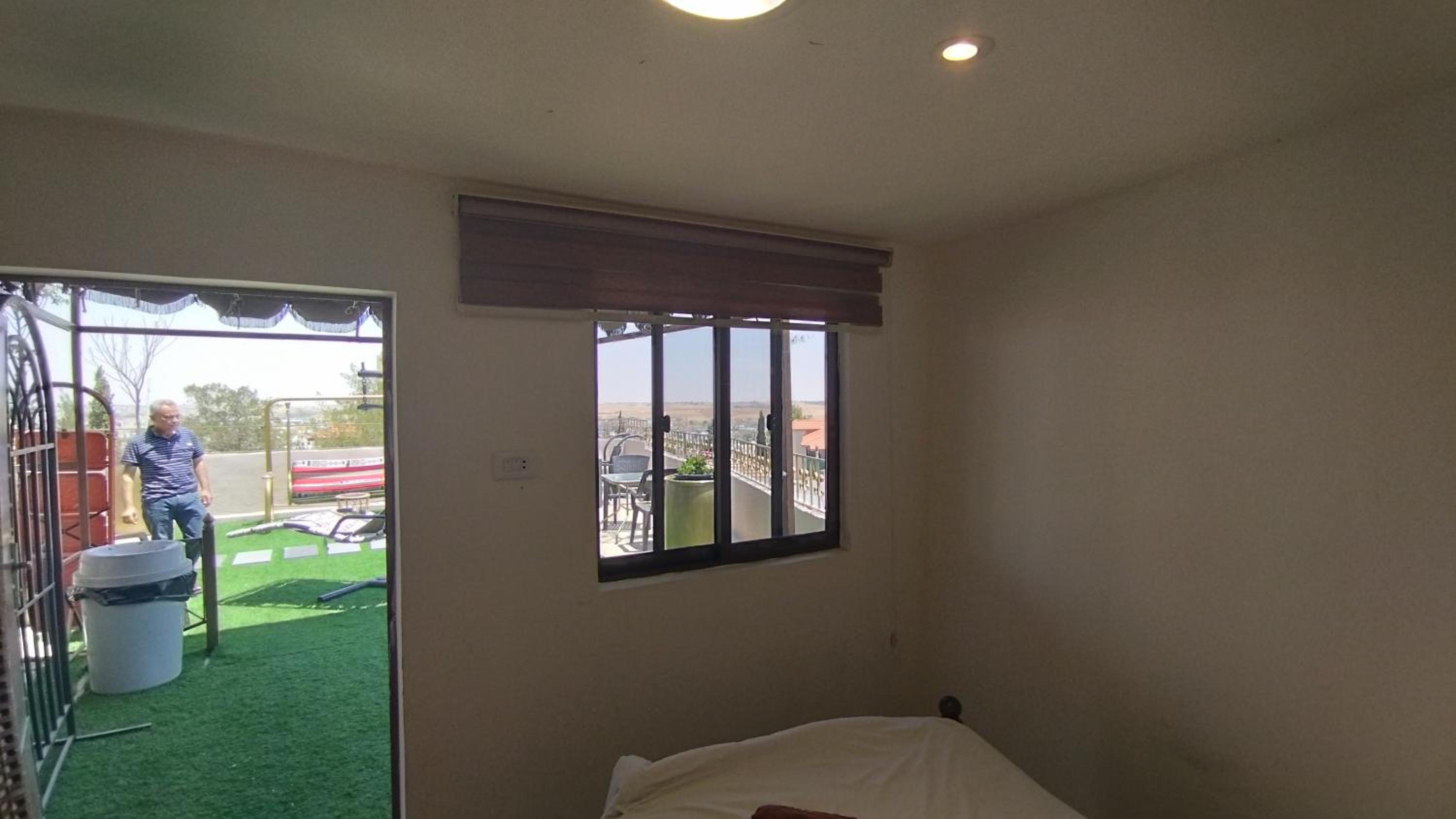 Single Room with Shared Bathroom photo 3