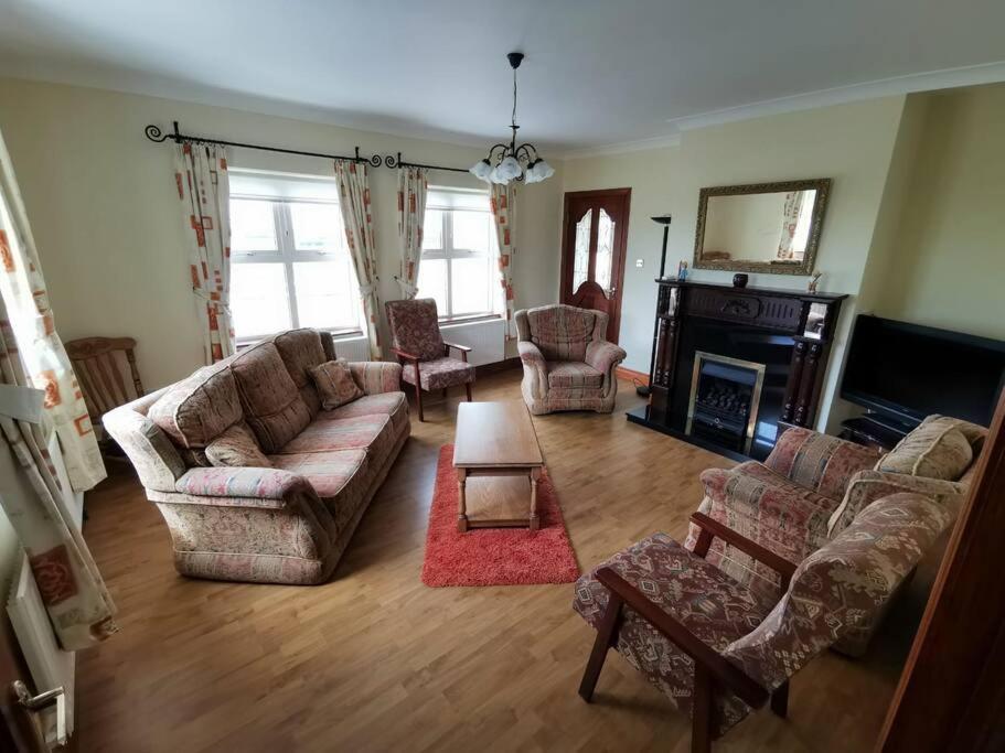 Six-Bedroom House photo 1