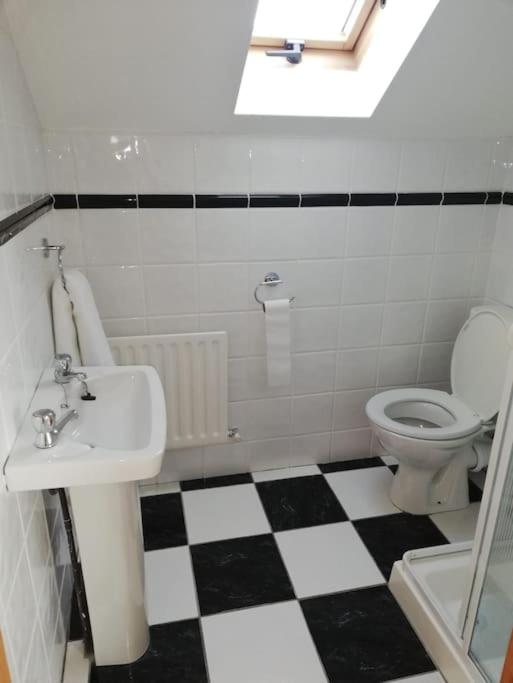 Six-Bedroom House photo 3