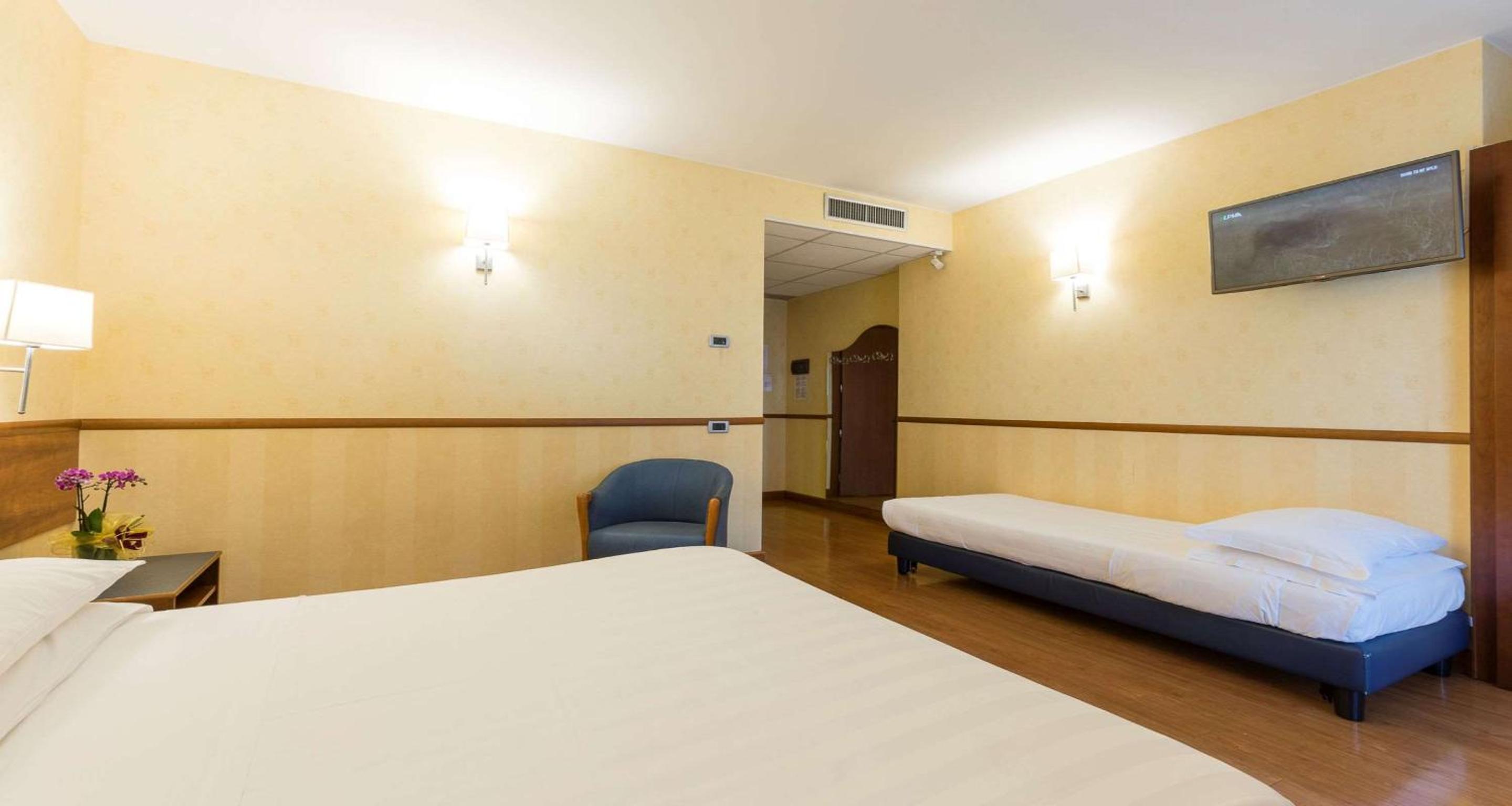 Quadruple Room - Photo 7