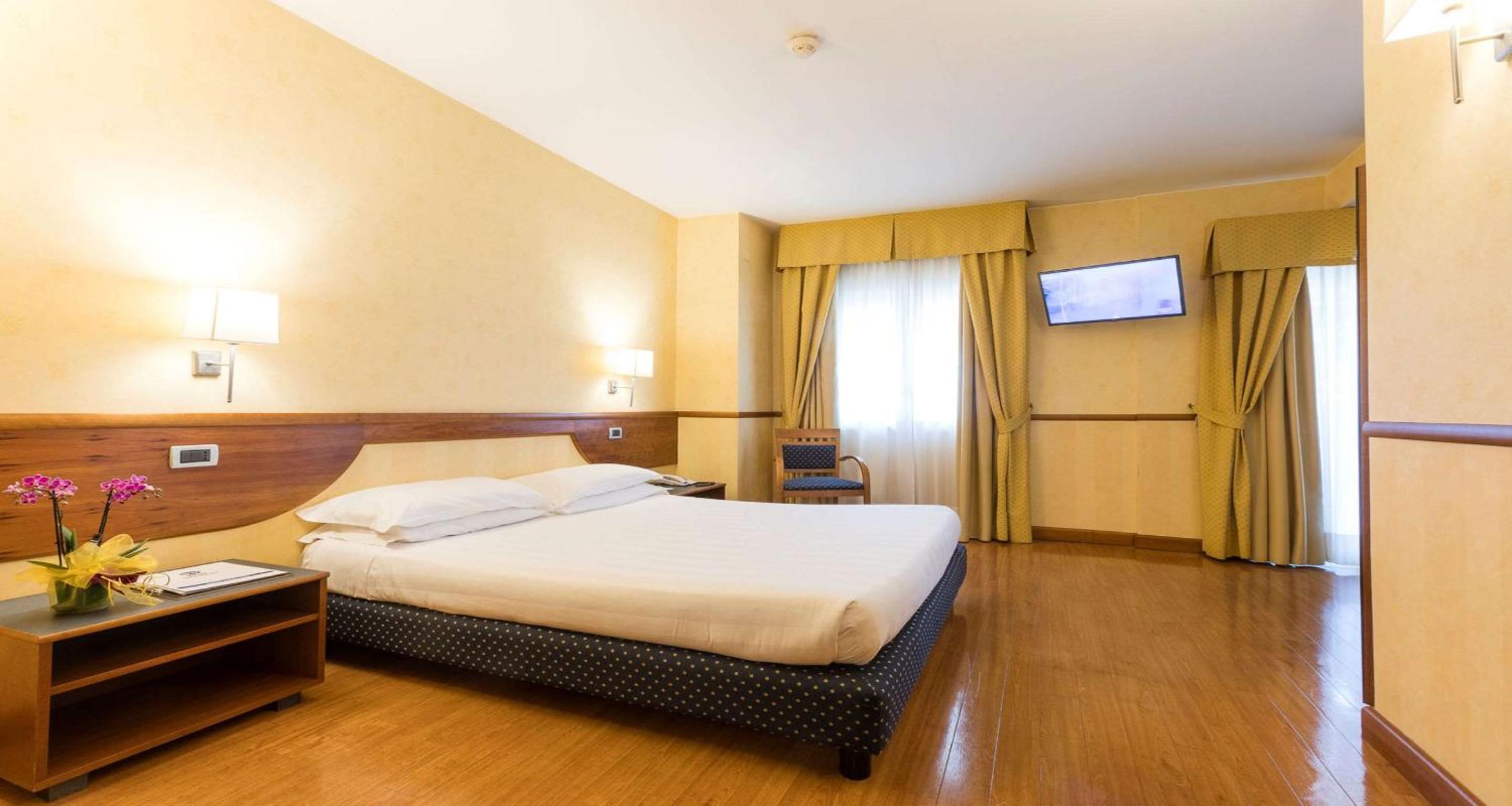 Comfort King Room with Balcony - Photo 3