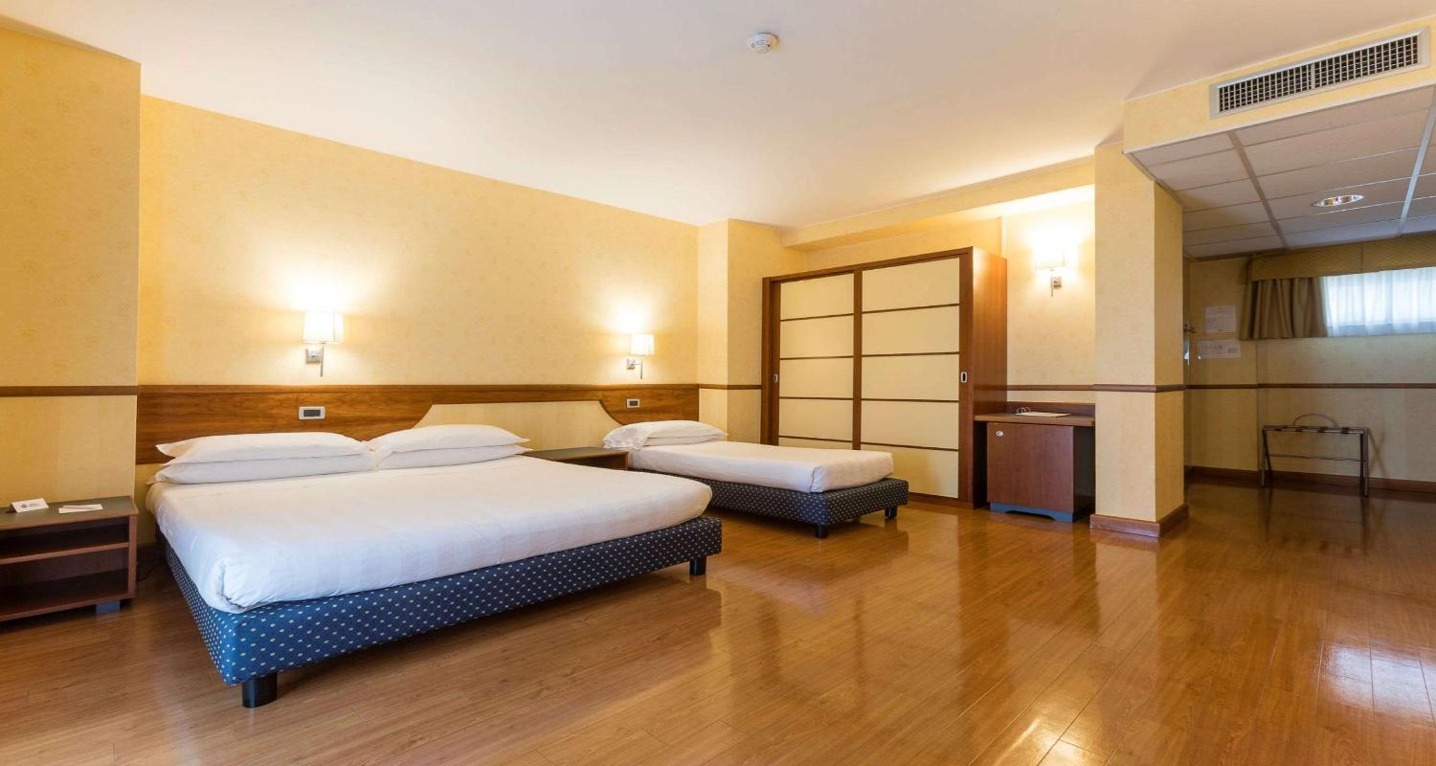Quadruple Room - Photo 9