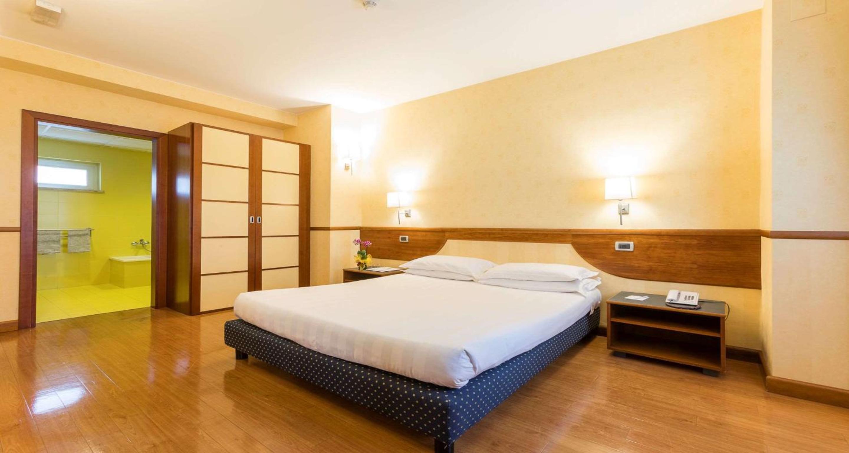 Comfort King Room with Balcony - Photo 14