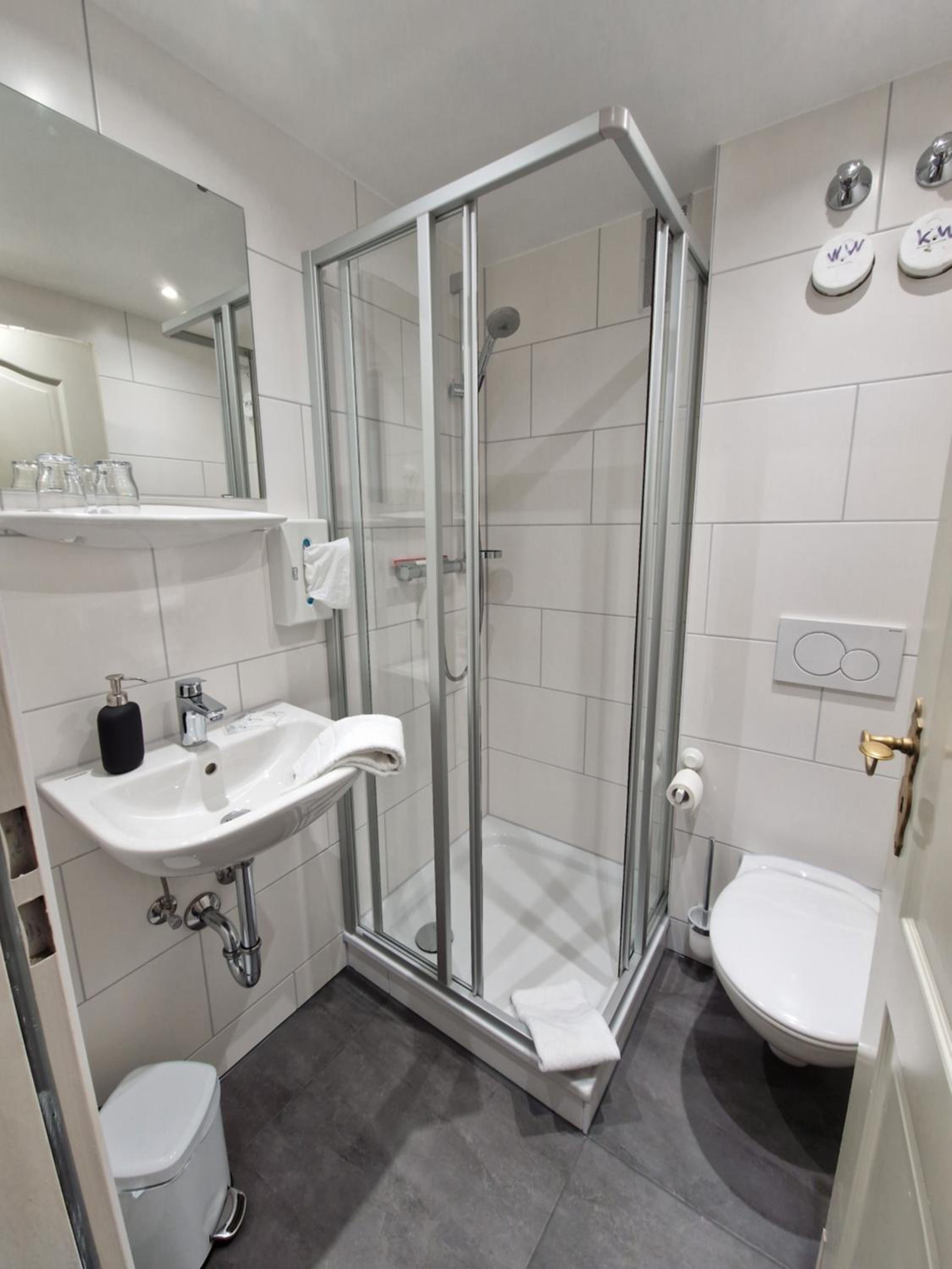 Double Room with Balcony - Photo 4