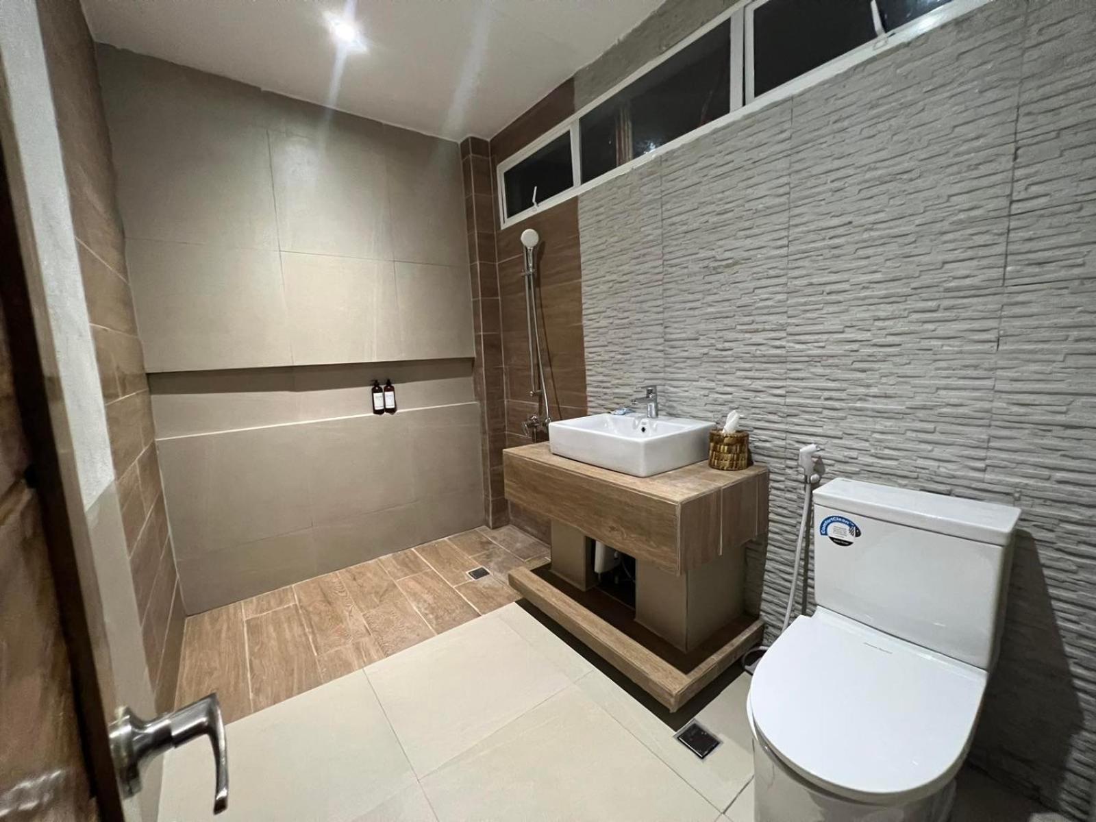 Double Room with Balcony (3 Adults) - Photo 3