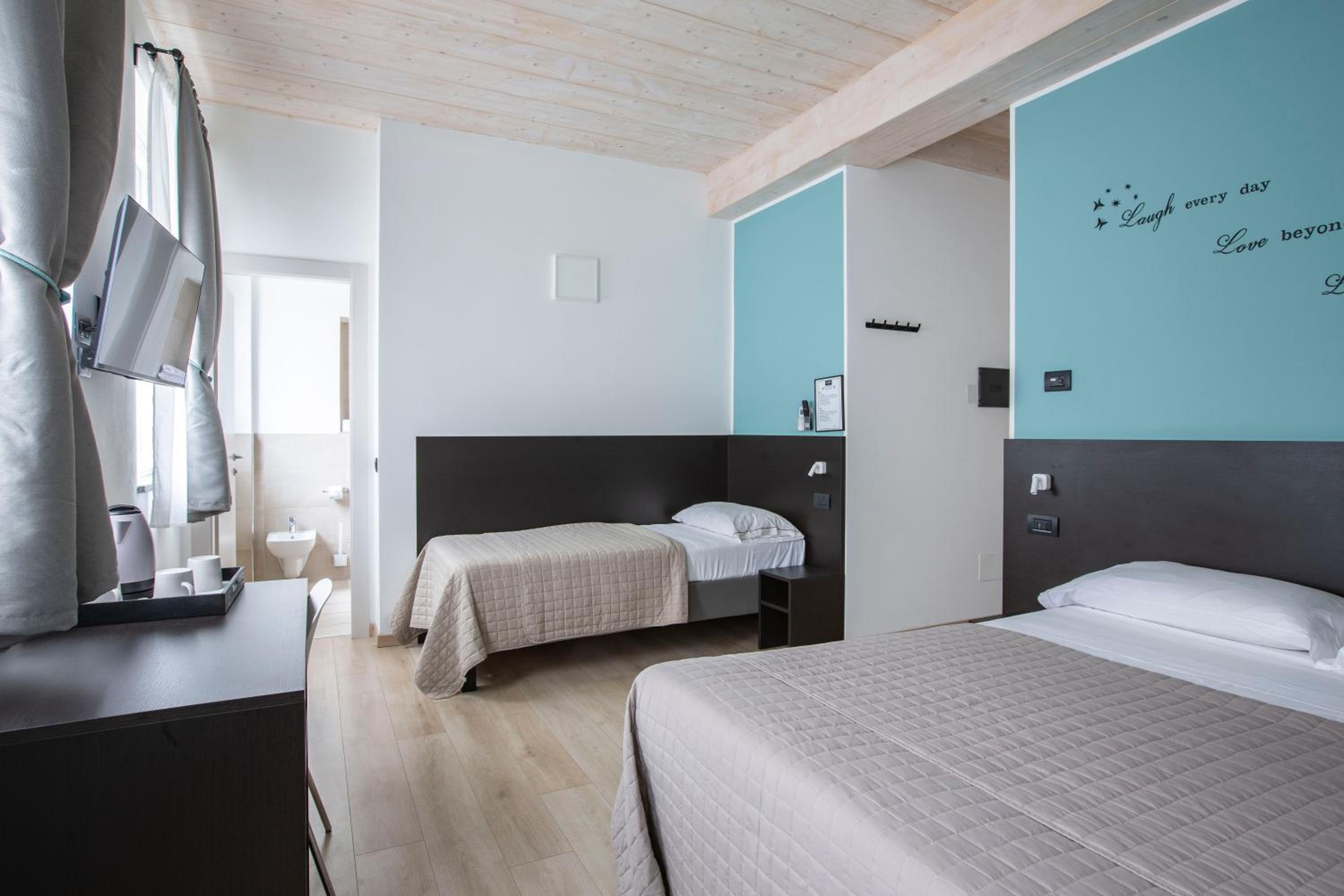 Standard Triple Room - Photo 17