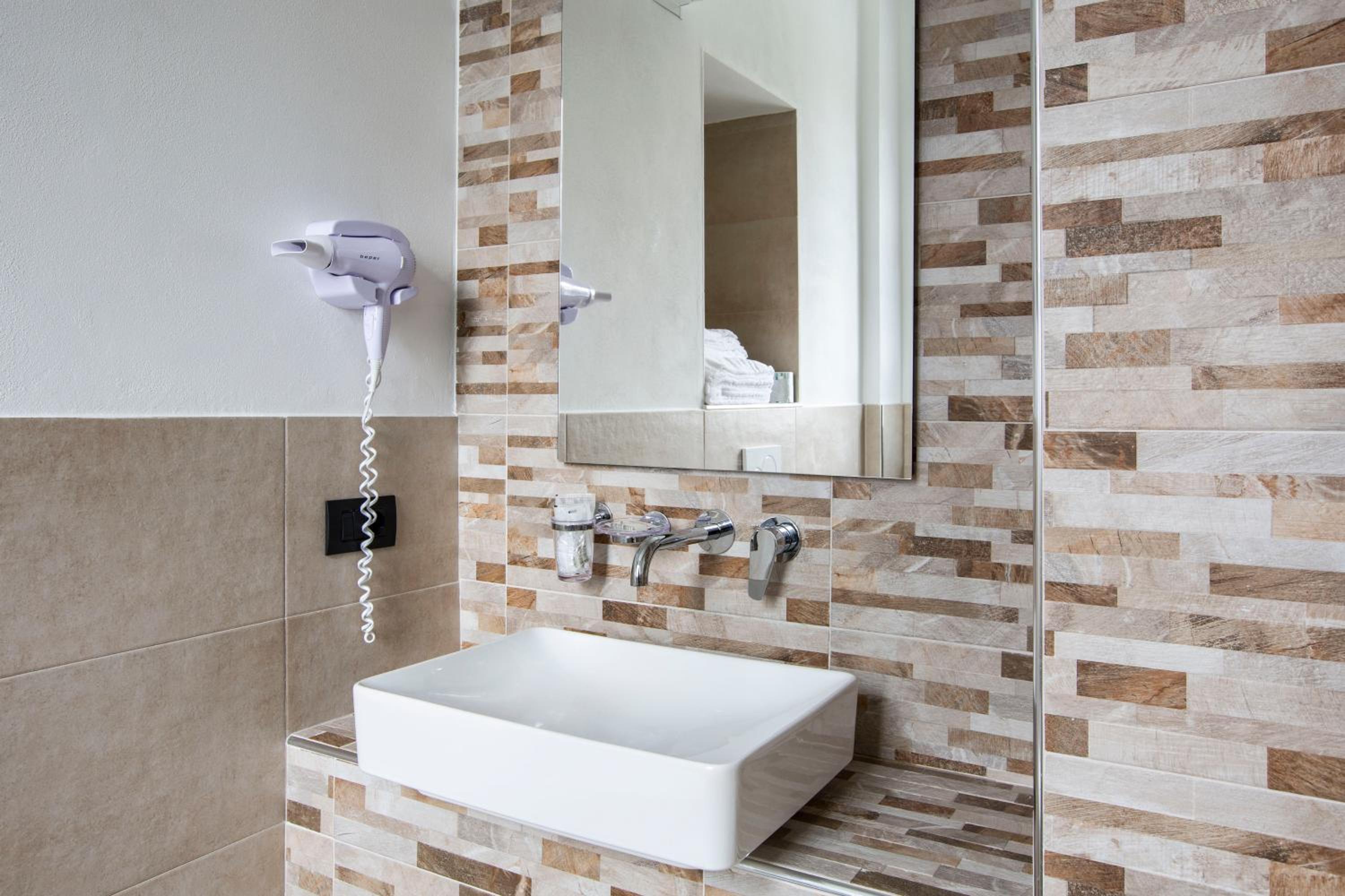 Standard Triple Room - Photo 8