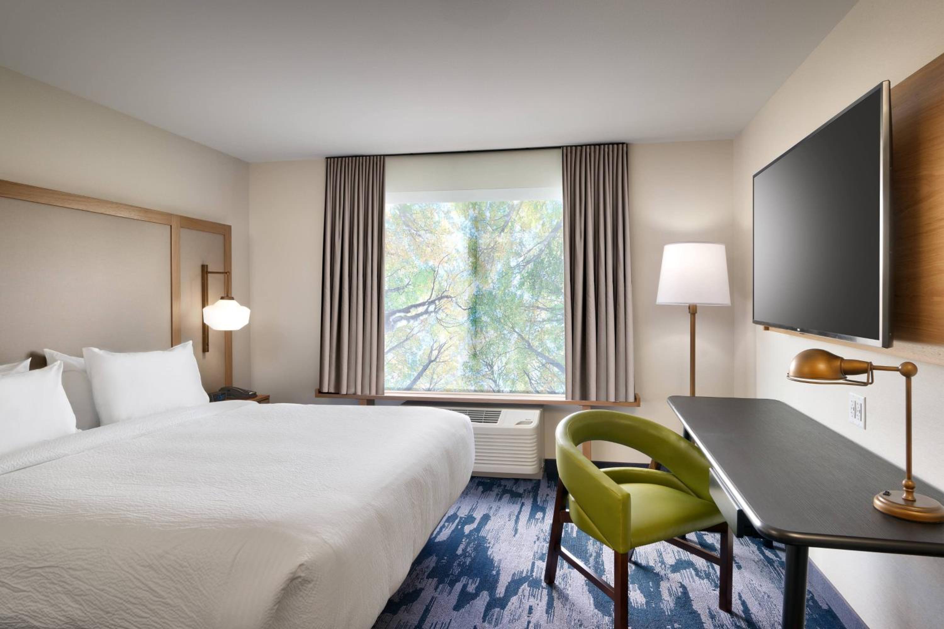 Guest Room, 1 King - Photo 1