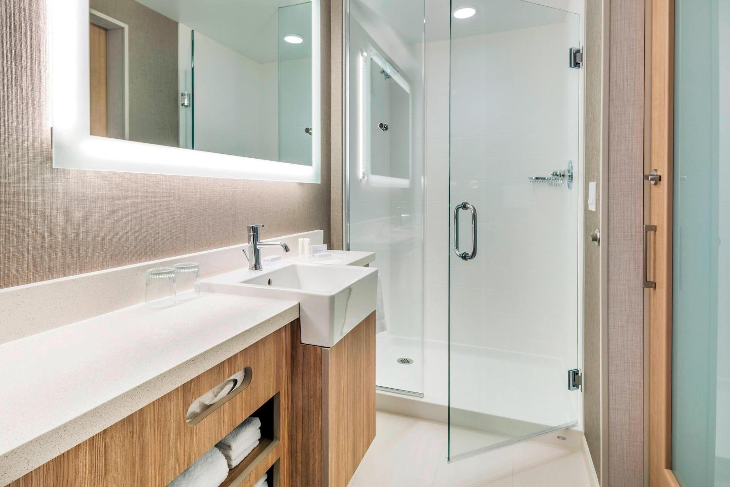 Queen Suite with Two Queen Beds, Bathtub and Trundle Sofa - Mobility Access/Hearing Accessible