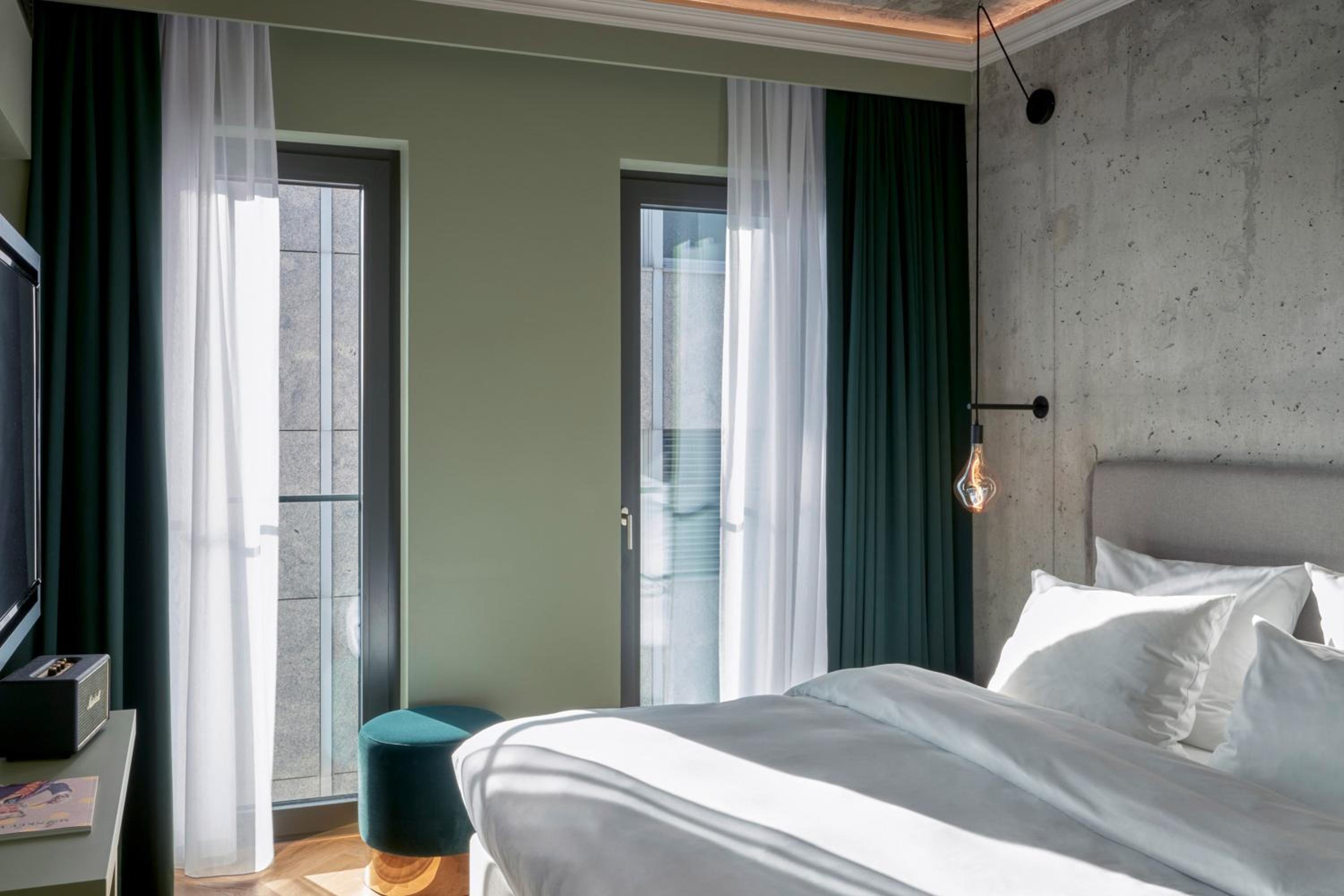 Premium Comfort, Guest room, 1 King, Courtyard view - Photo 2