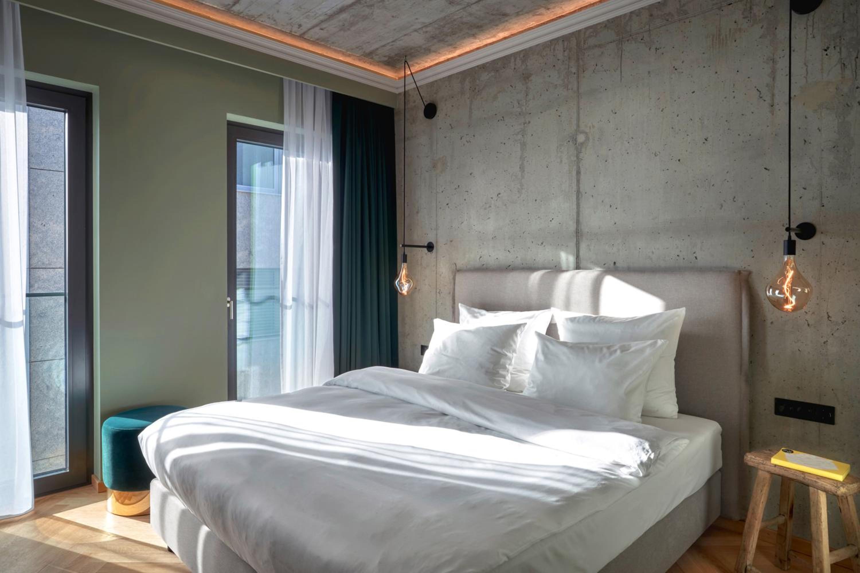 Premium Comfort, Guest room, 1 King, Courtyard view - Photo 3