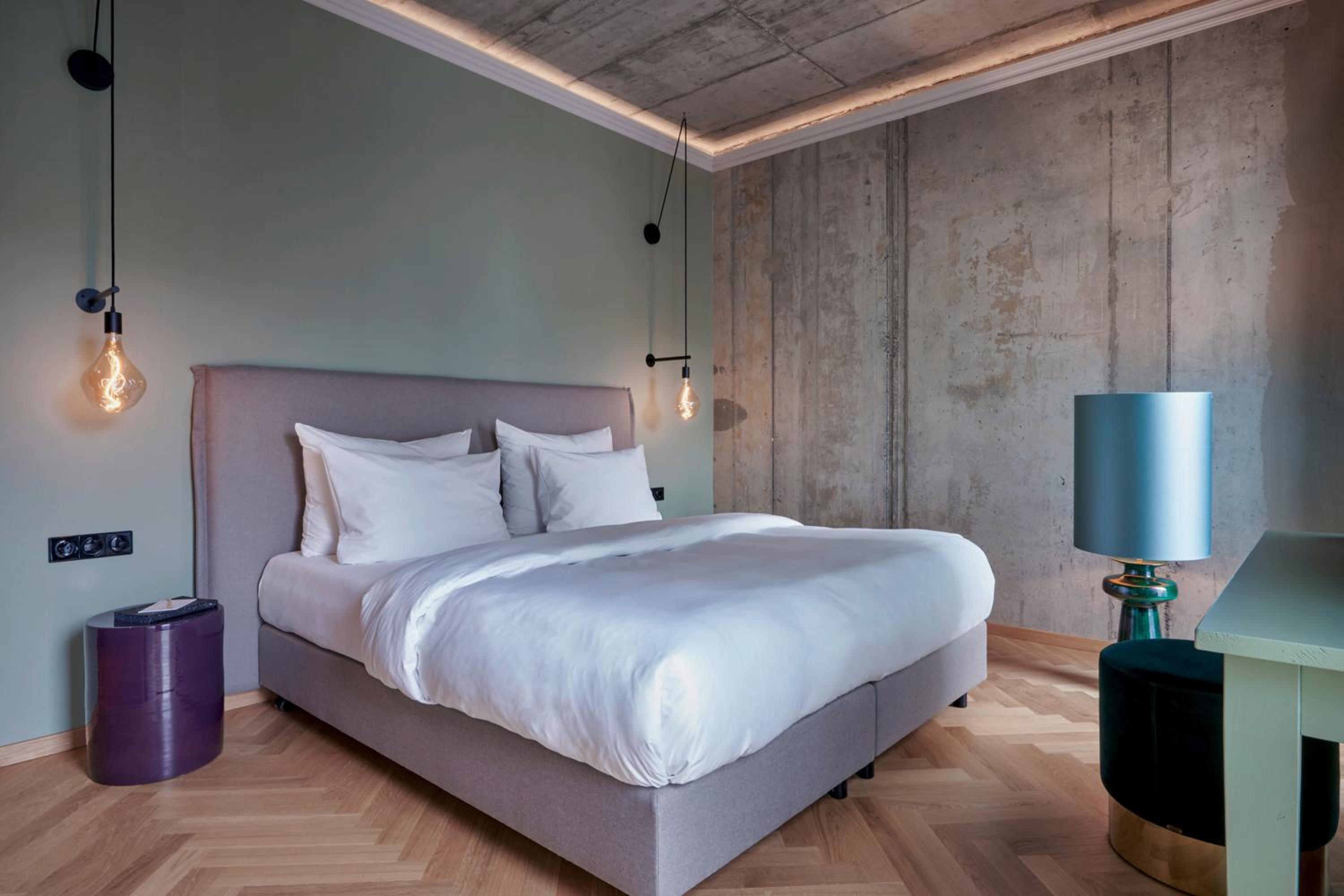 Premium Comfort, Guest room, 1 King, Courtyard view - Photo 5