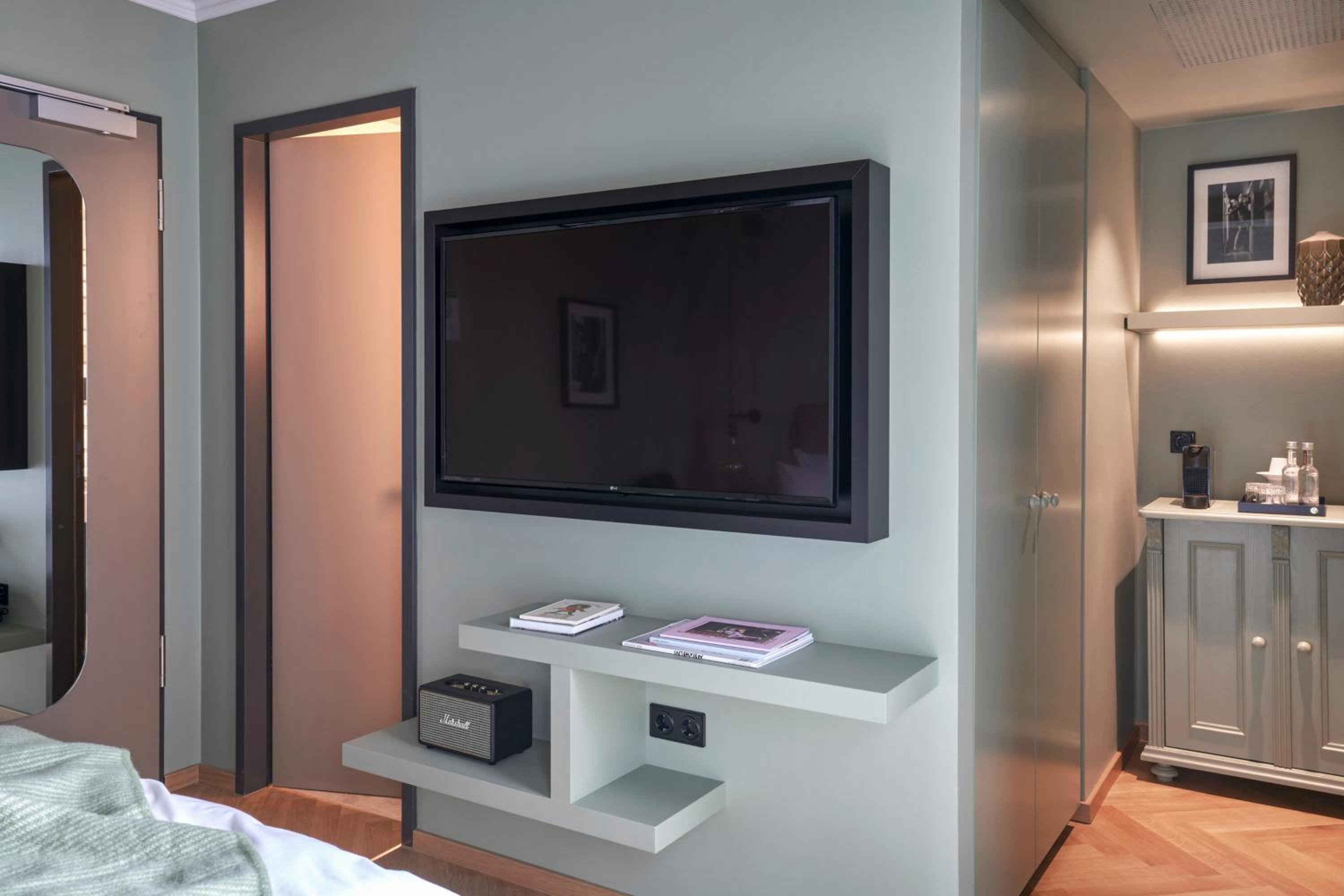 Premium Comfort, Guest room, 1 King, Courtyard view - Photo 6