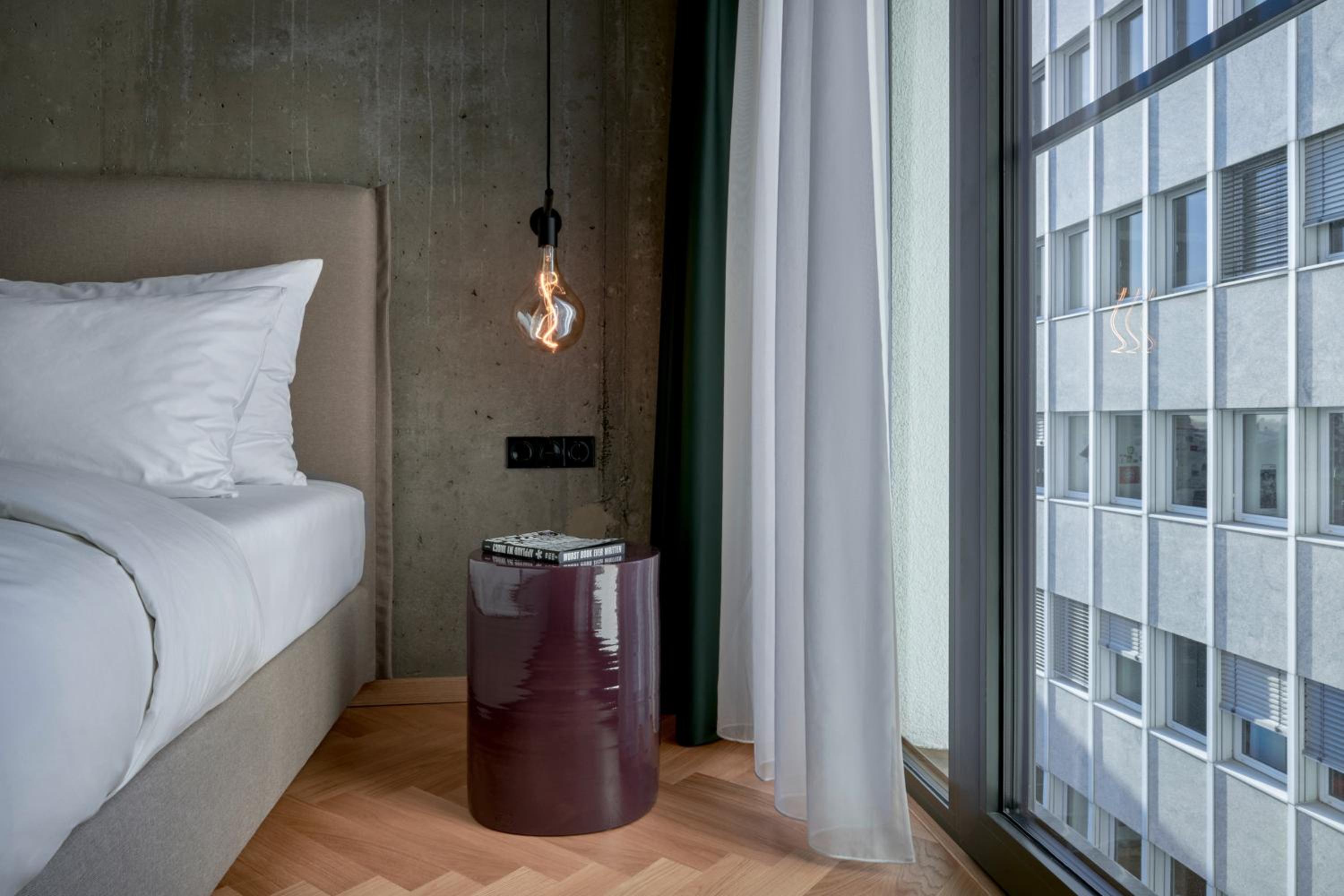 Superior Comfort, Guest room, 1 Queen, Courtyard view - Photo 1