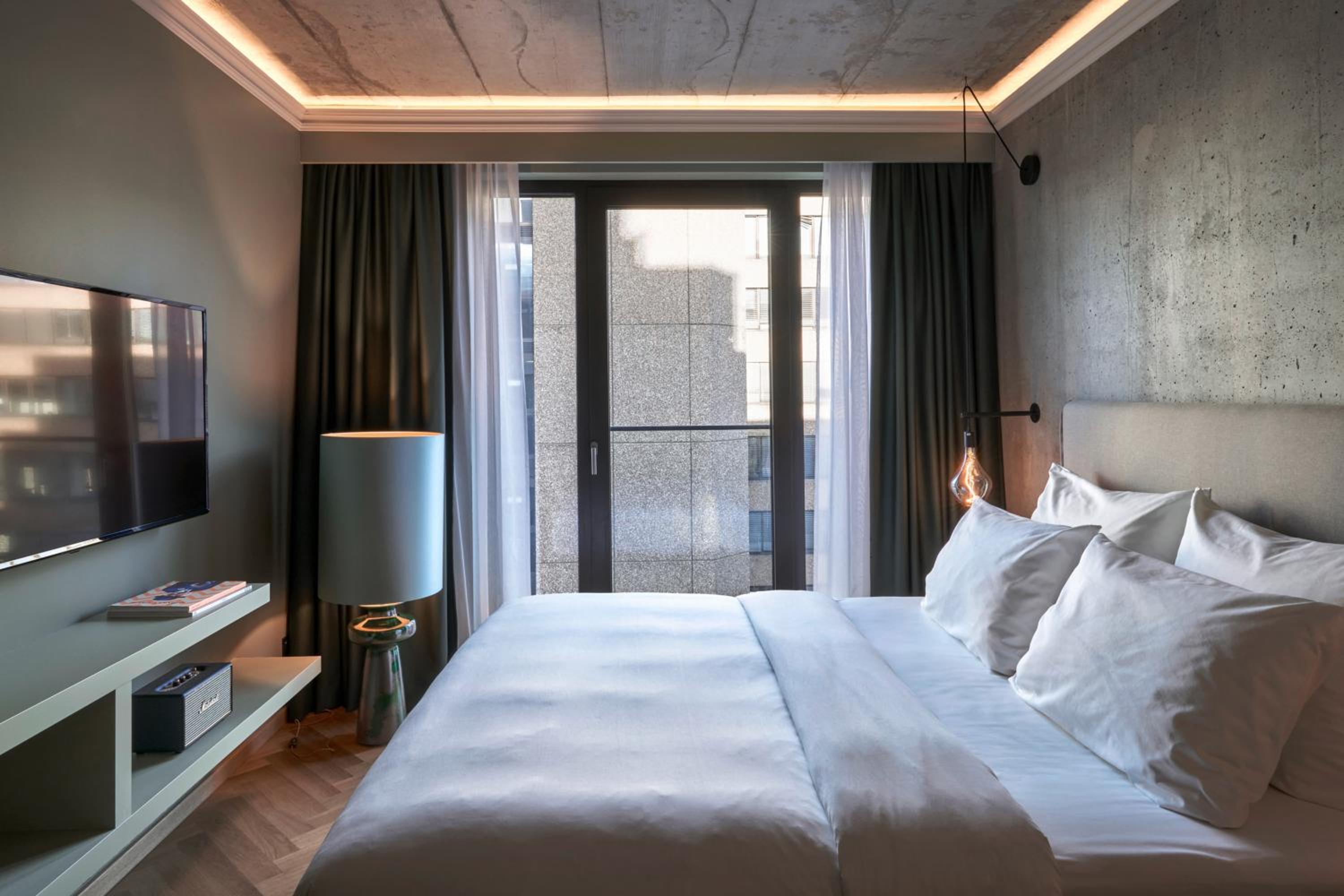 Superior, Guest room, 1 Queen, City view - Photo 1