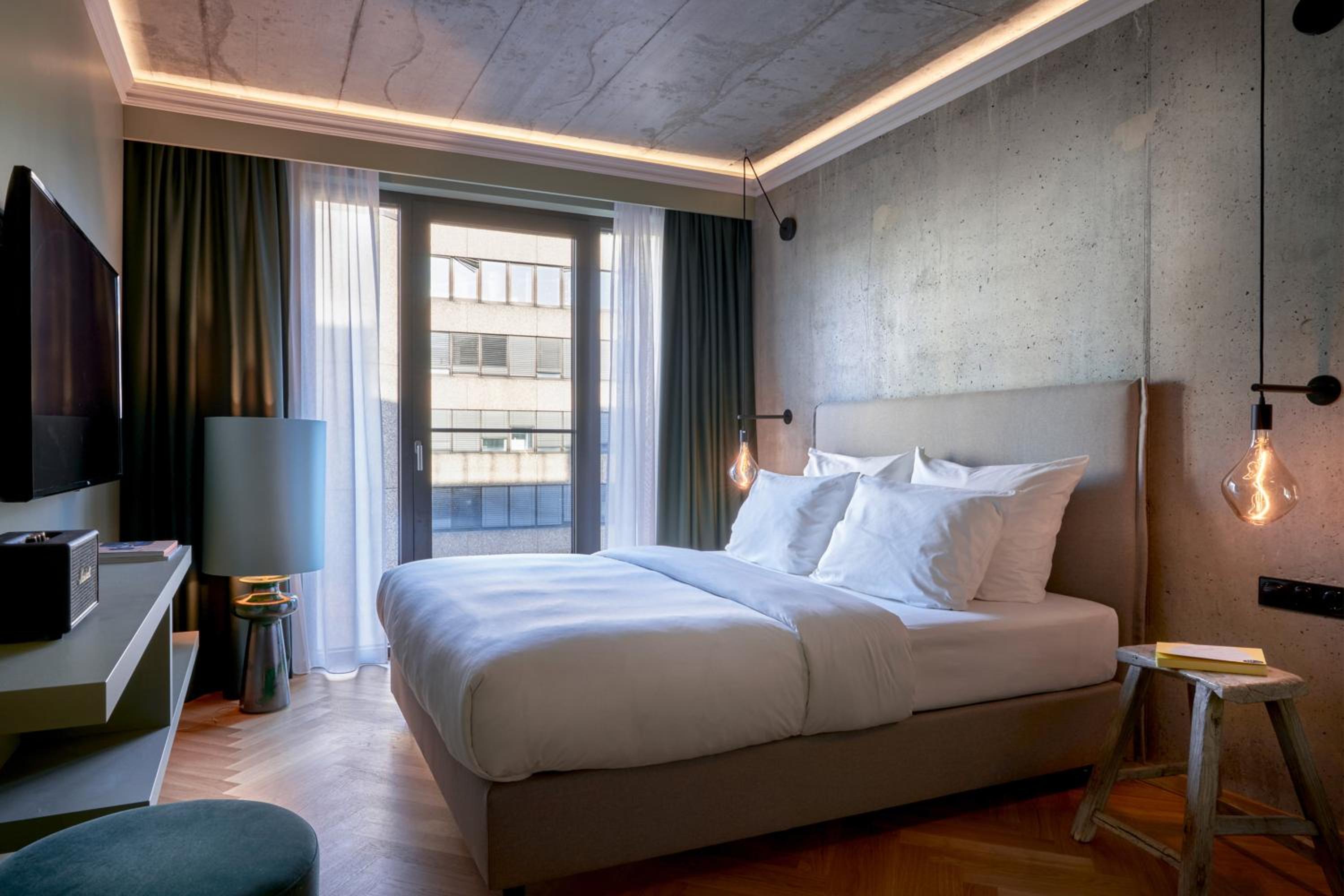 Superior, Guest room, 1 Queen, City view - Photo 2