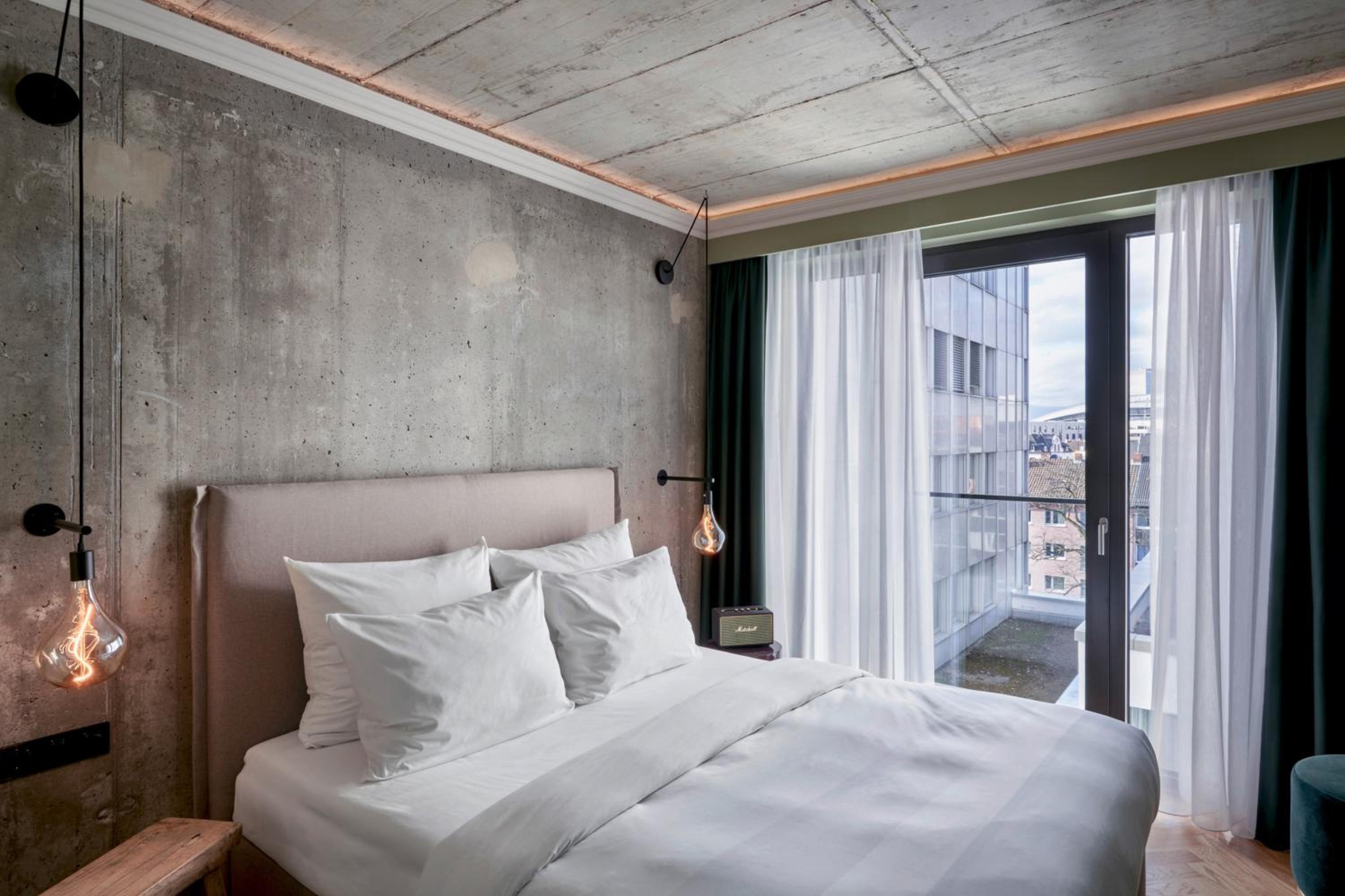 Superior Comfort, Guest room, 1 Queen, Courtyard view - Photo 2